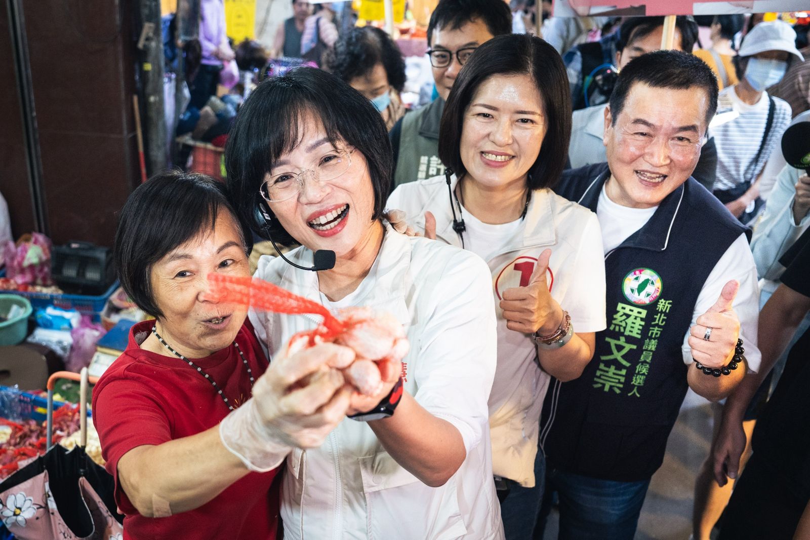民進黨新北市長候選人蘇巧慧30日上午至永和溪洲市場掃街拜票。圖/蘇巧慧競選辦公室提供