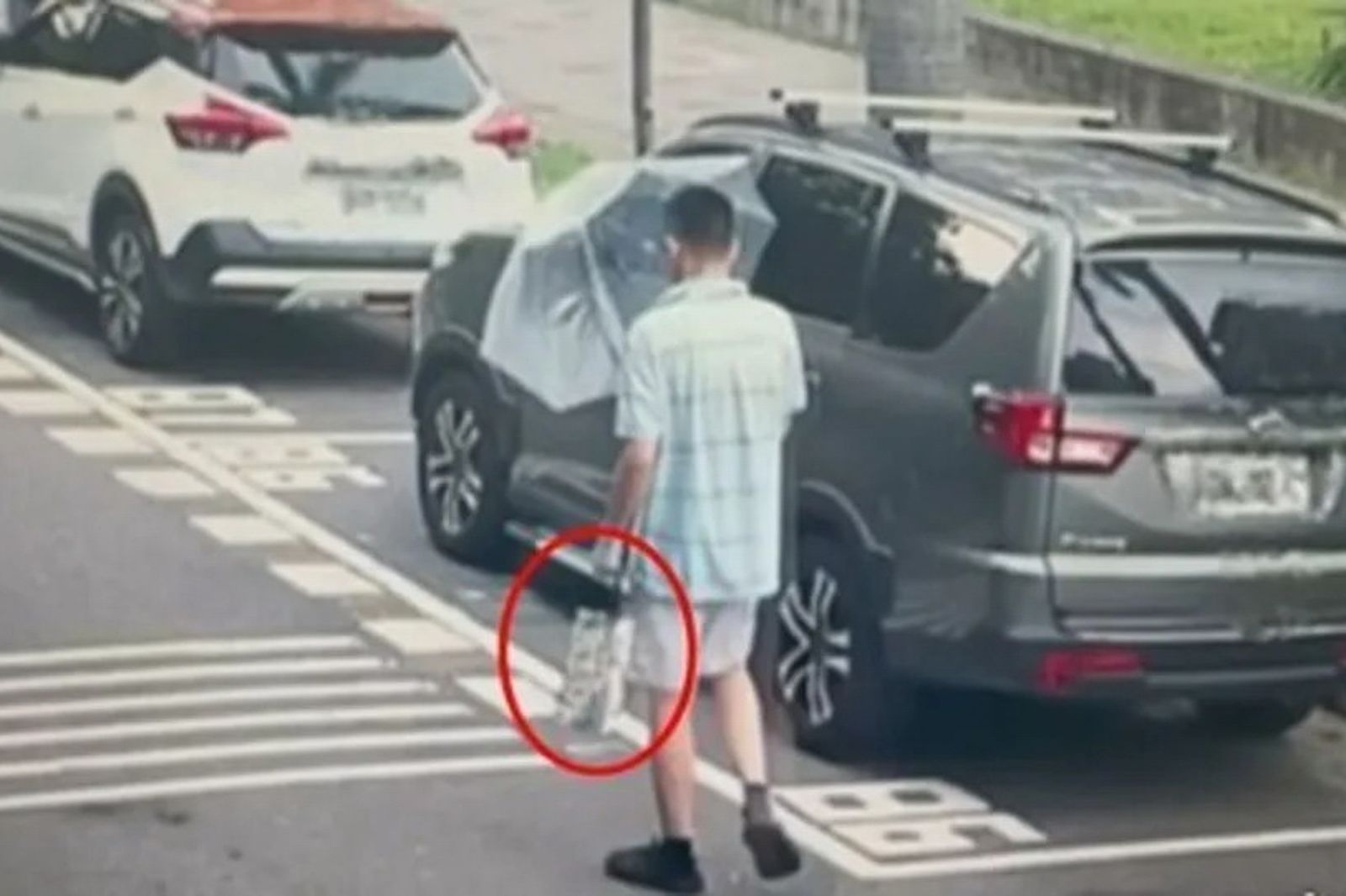 行兇前畫面曝!學霸教授撐傘提帆布袋進教室 佛系教師15秒後瞬成殺人魔