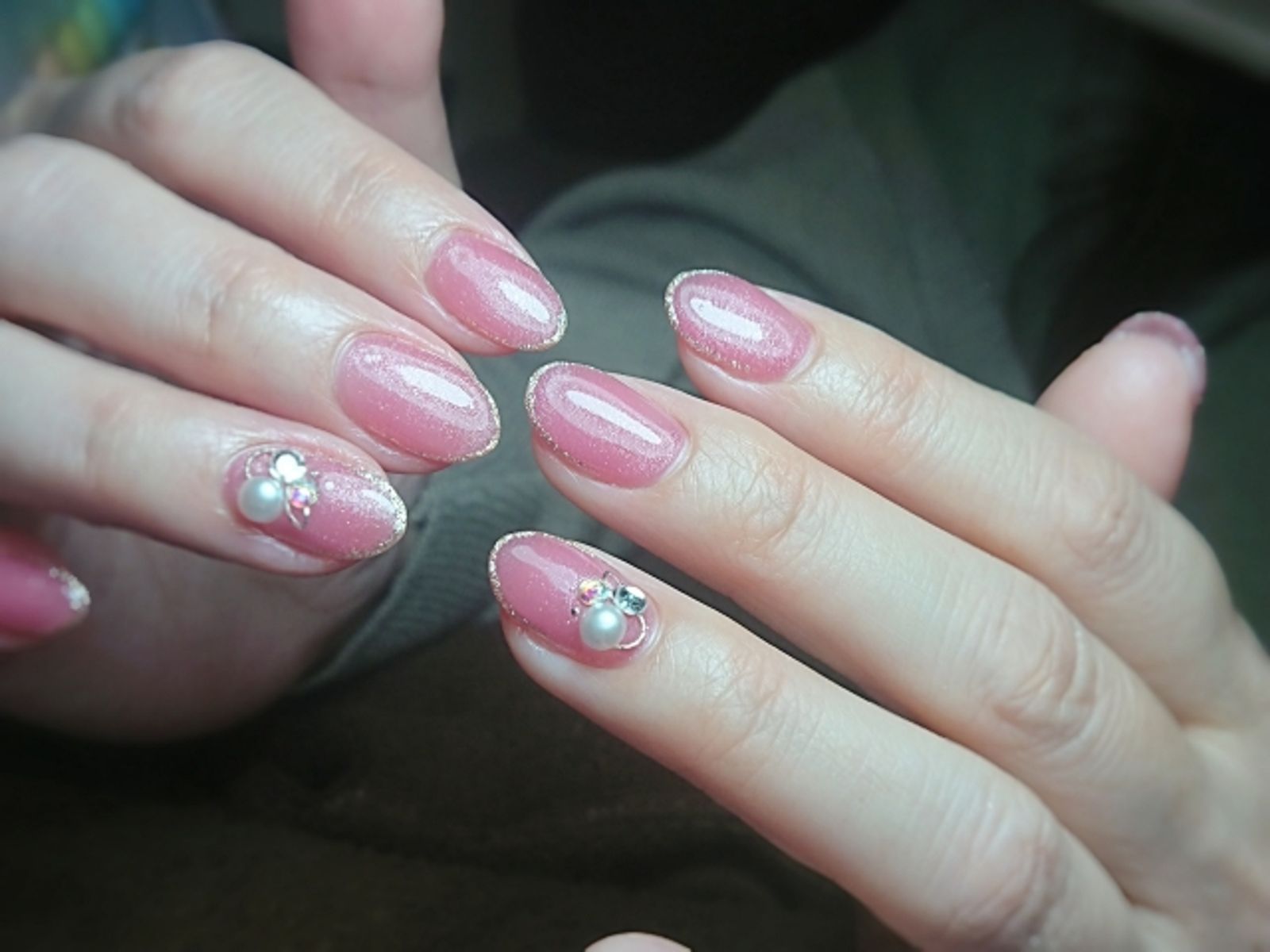 一名網友在手搖飲中吃到穿戴甲片。示意圖/photoac