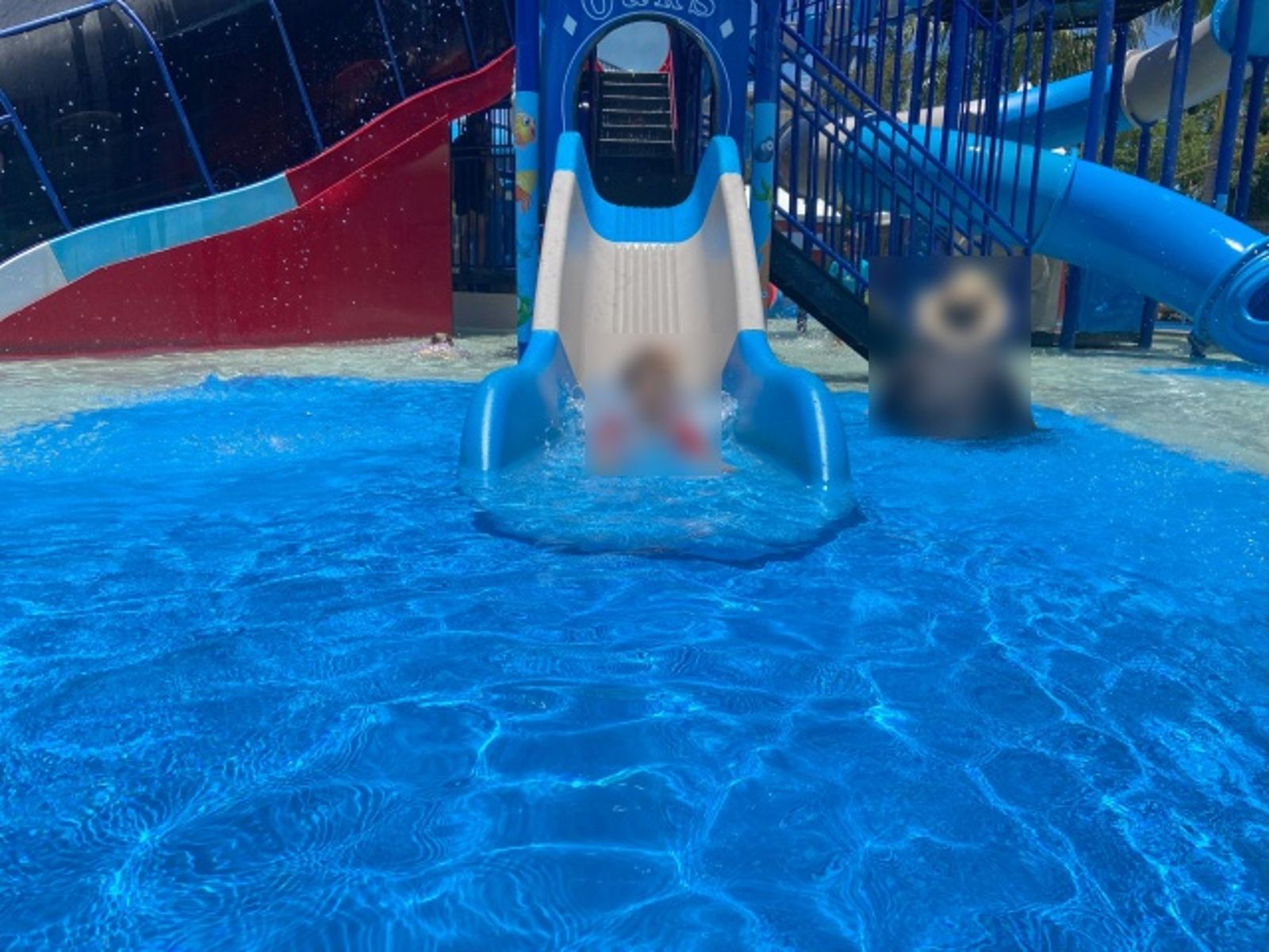 2歲童玩滑水道「噴飛墜地」身亡　父親眼目睹抱住痛哭