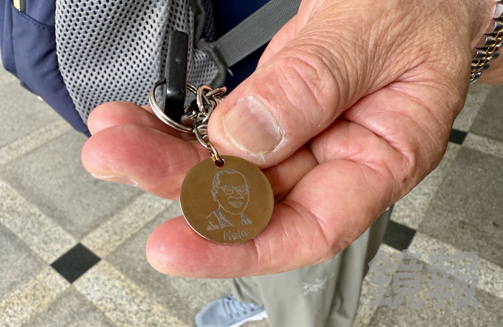 劉父出示一家人為劉宗鑫製作紀念鑰匙圈，表達對他的思念。呂健豪攝