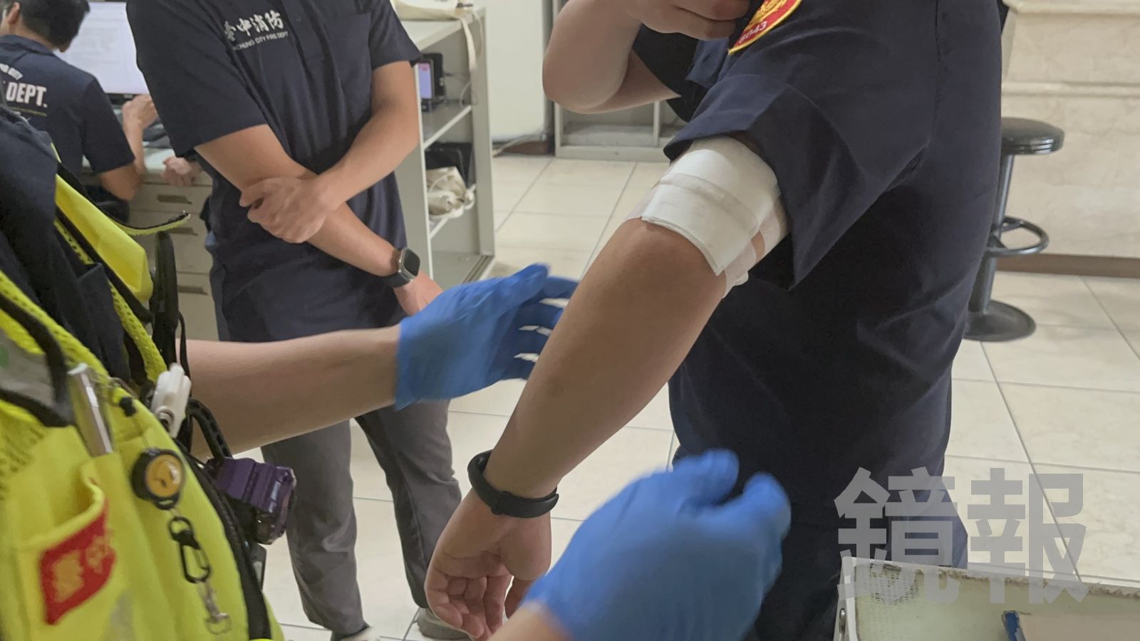 員警奮勇奪槍過程中，手臂、手指輕微擦挫傷，所幸包紮後無大礙。民眾提供