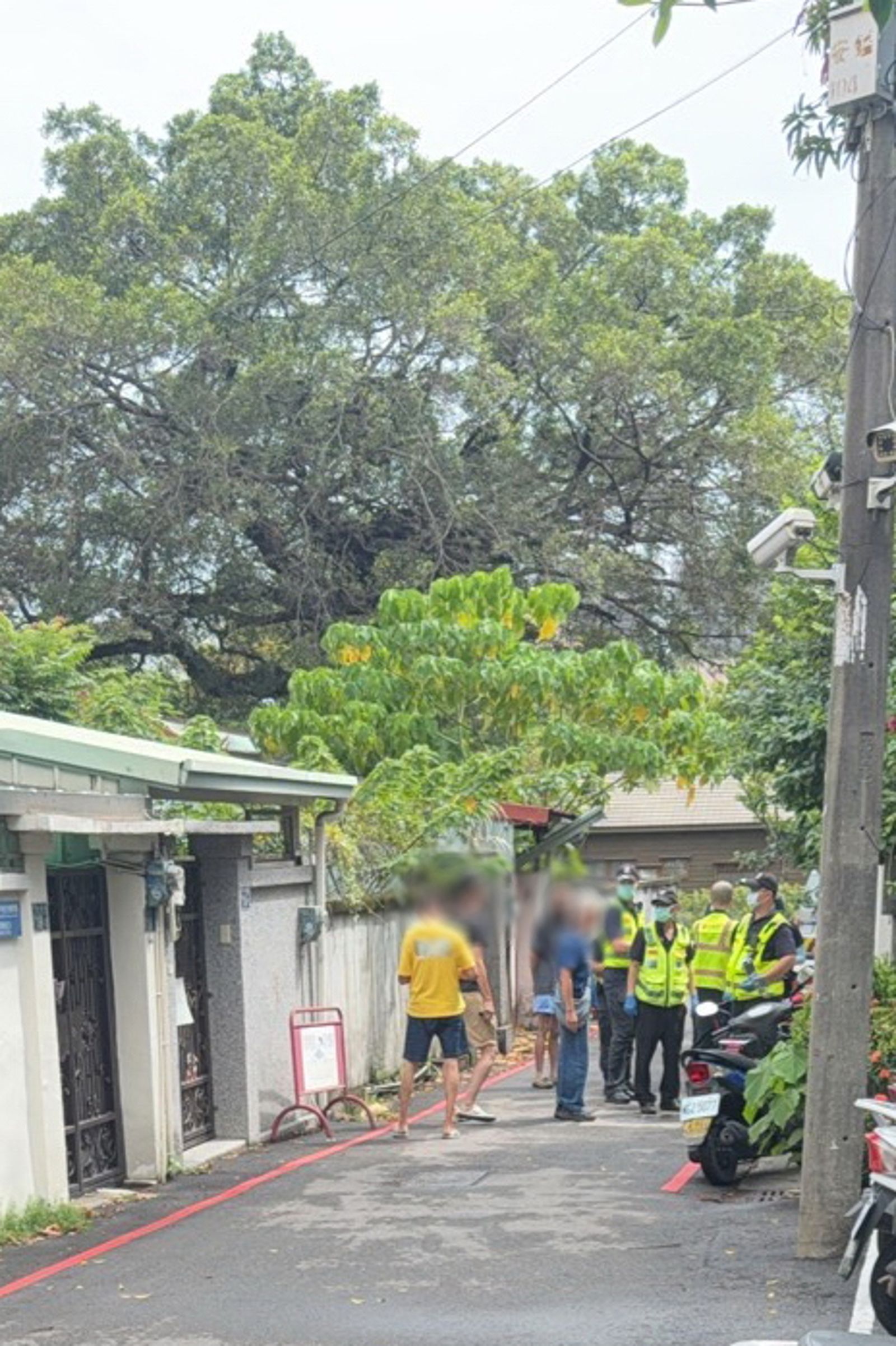 52歲王姓男法警午後在西區林森路宿舍整理路樹,疑因暴雨濕滑踩空,從高處跌落身亡。民眾提供