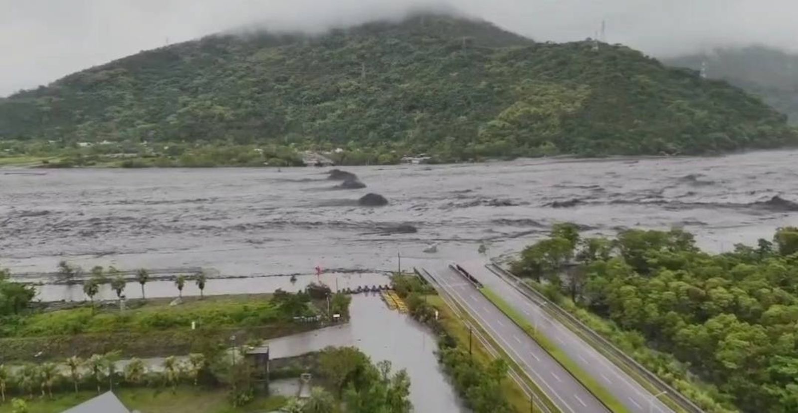 有片／黑色海嘯來襲！花蓮馬太鞍溪洪水沖毀大橋　37秒震撼空拍畫面曝駭人景象