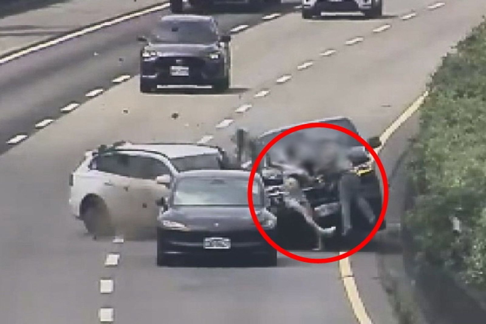 驚悚撞擊瞬間!國1連環撞「45秒生死畫面」流出 2駕駛下車討論...下秒遭VOLVO無減速直接鏟飛