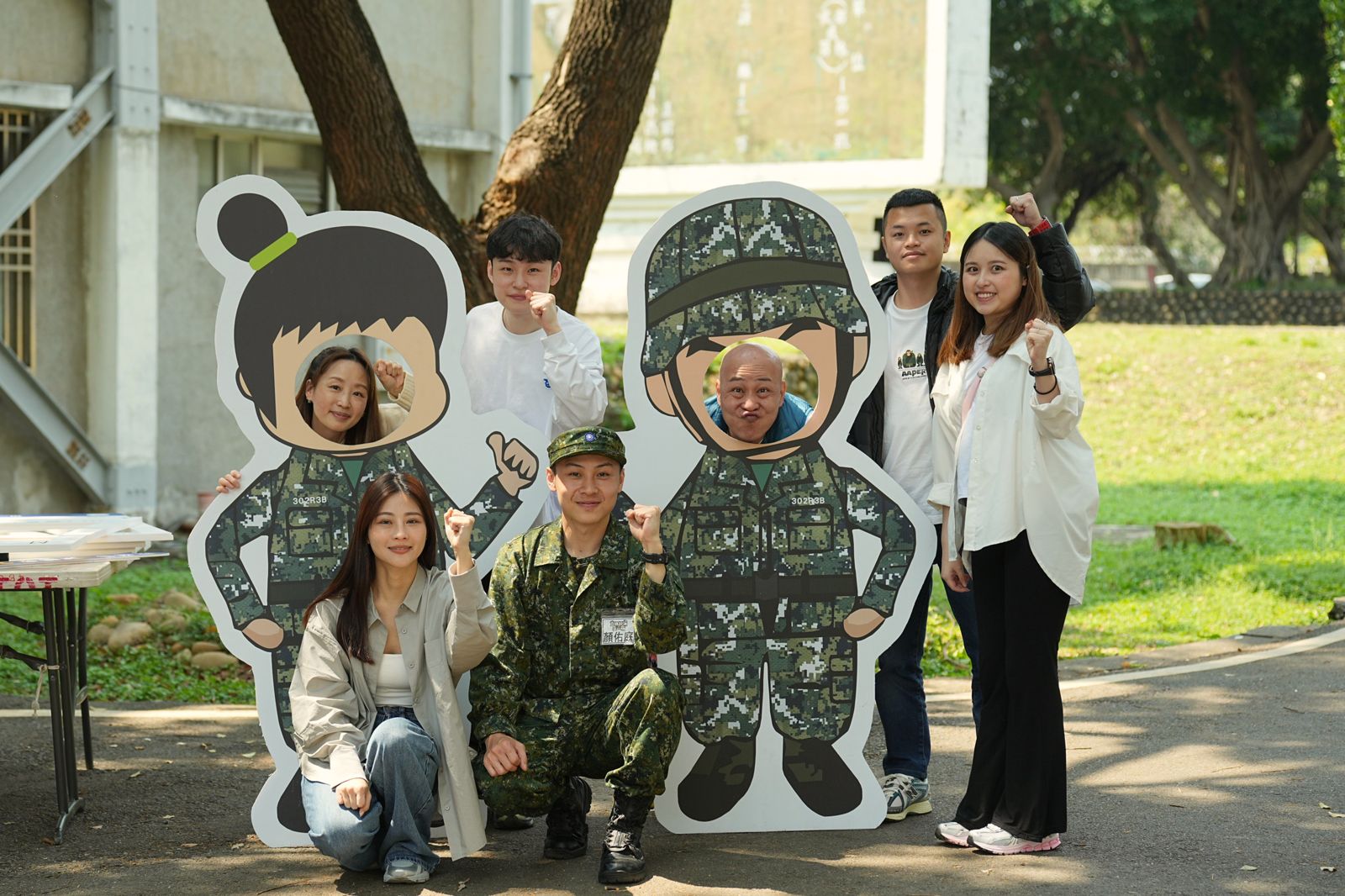 顏佑庭(中下)邀請家人們參加懇親會。台視提供