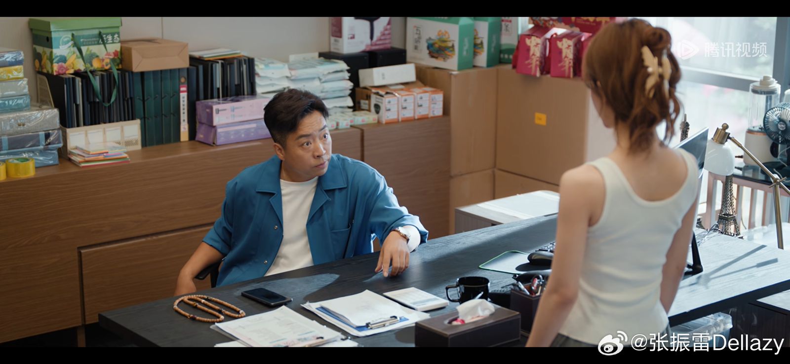 張振雷(左)飾演直播公司老闆,收留當時辭去主播工作的趙露思。翻攝微博@張振雷Dellazy