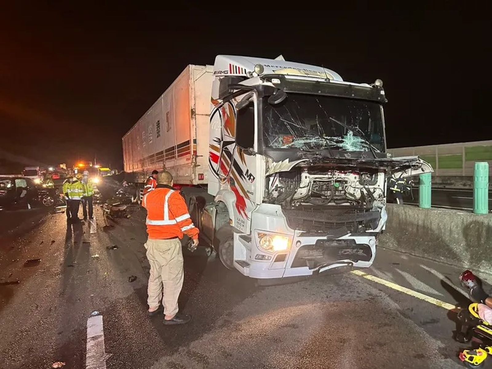 國道驚悚4車連環撞！砂石車司機事後落跑　1死9傷　警積極追緝中