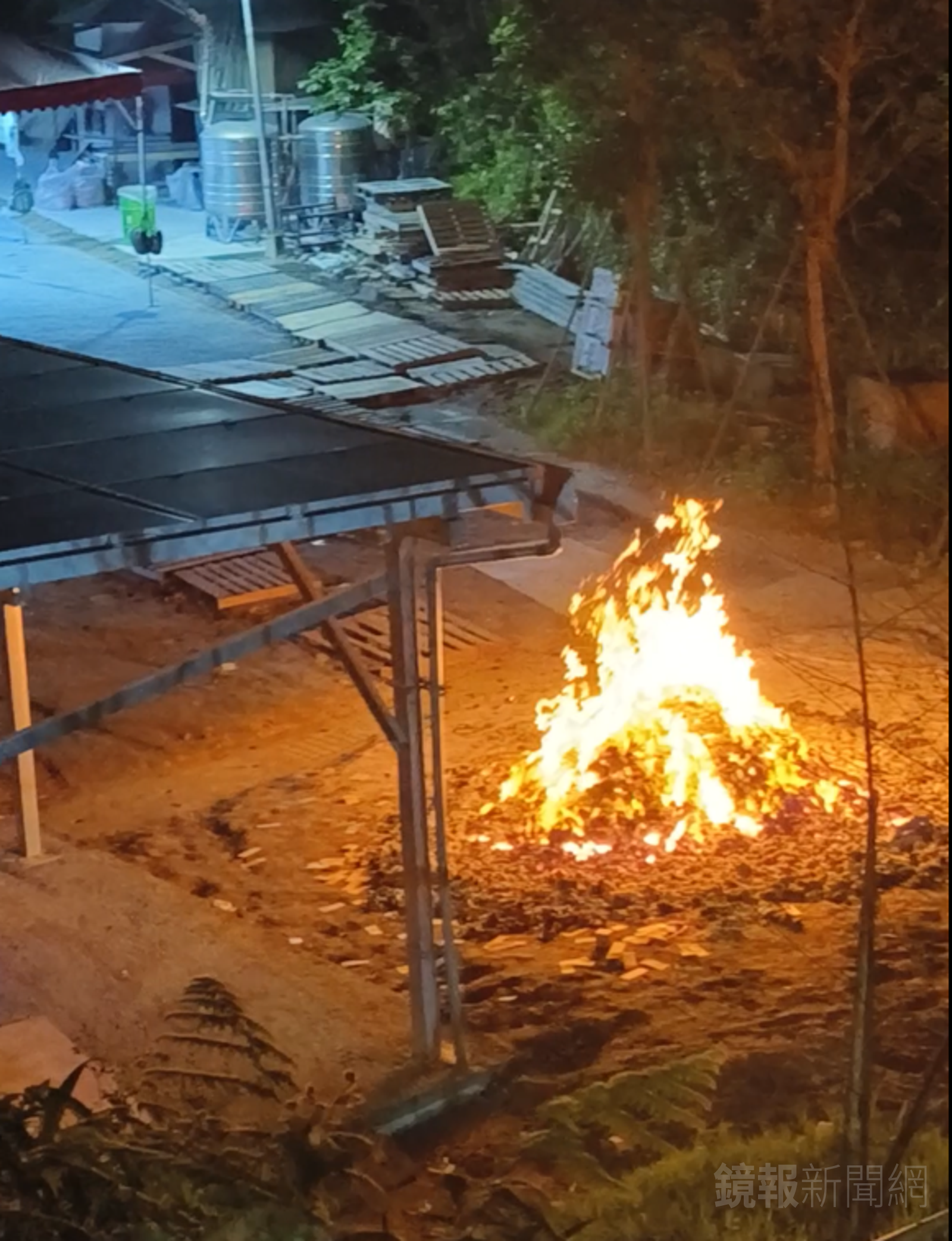 民眾直擊松山慈惠堂趁夜露天燃燒不明物品，影響散發惡臭。讀者提供