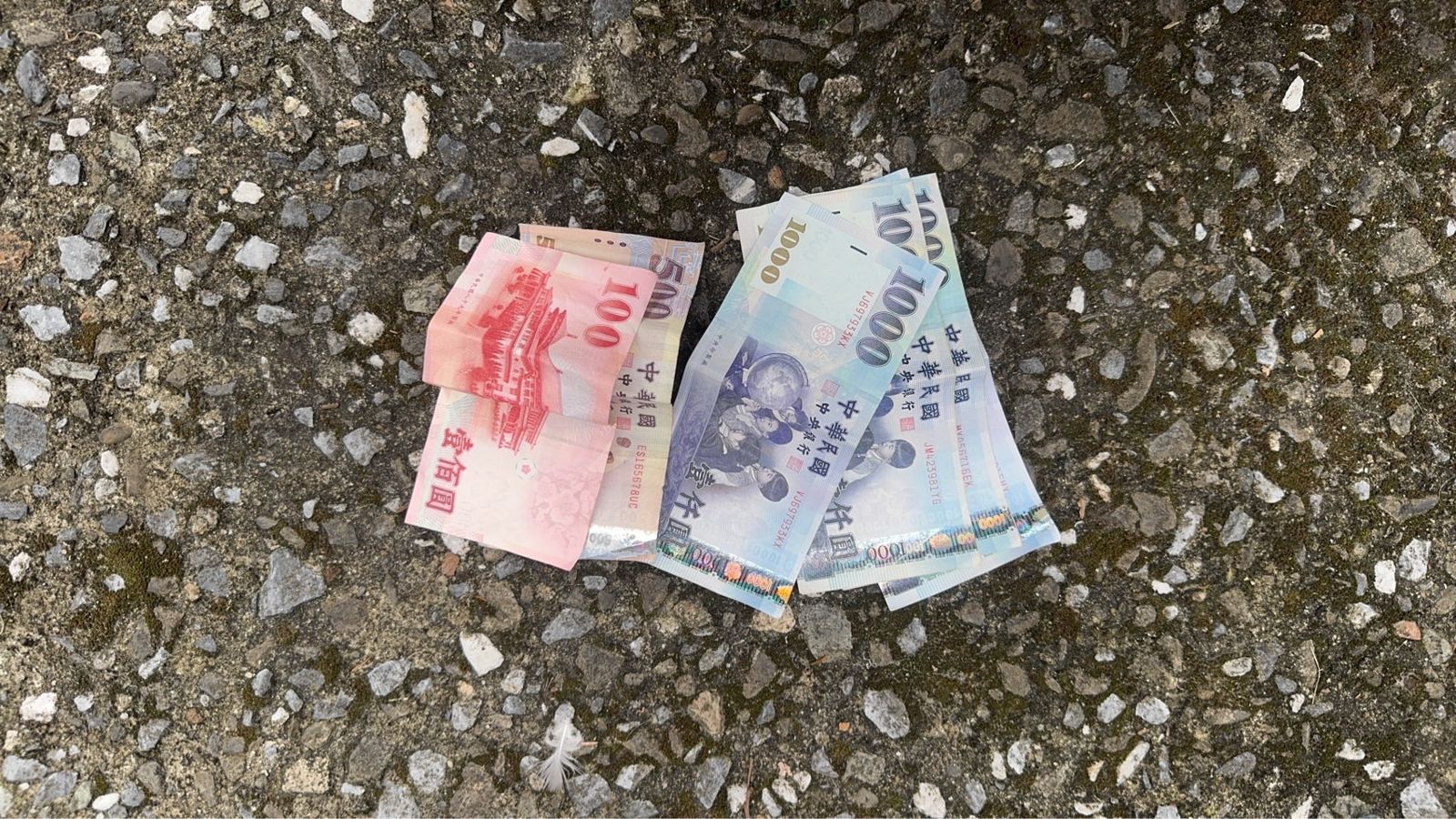 警方查扣剩餘贓款。翻攝畫面