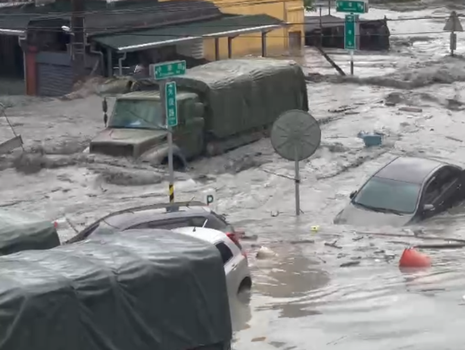 花蓮馬太鞍溪橋斷！洪水湧進光復市區　軍車水上漂畫面曝
