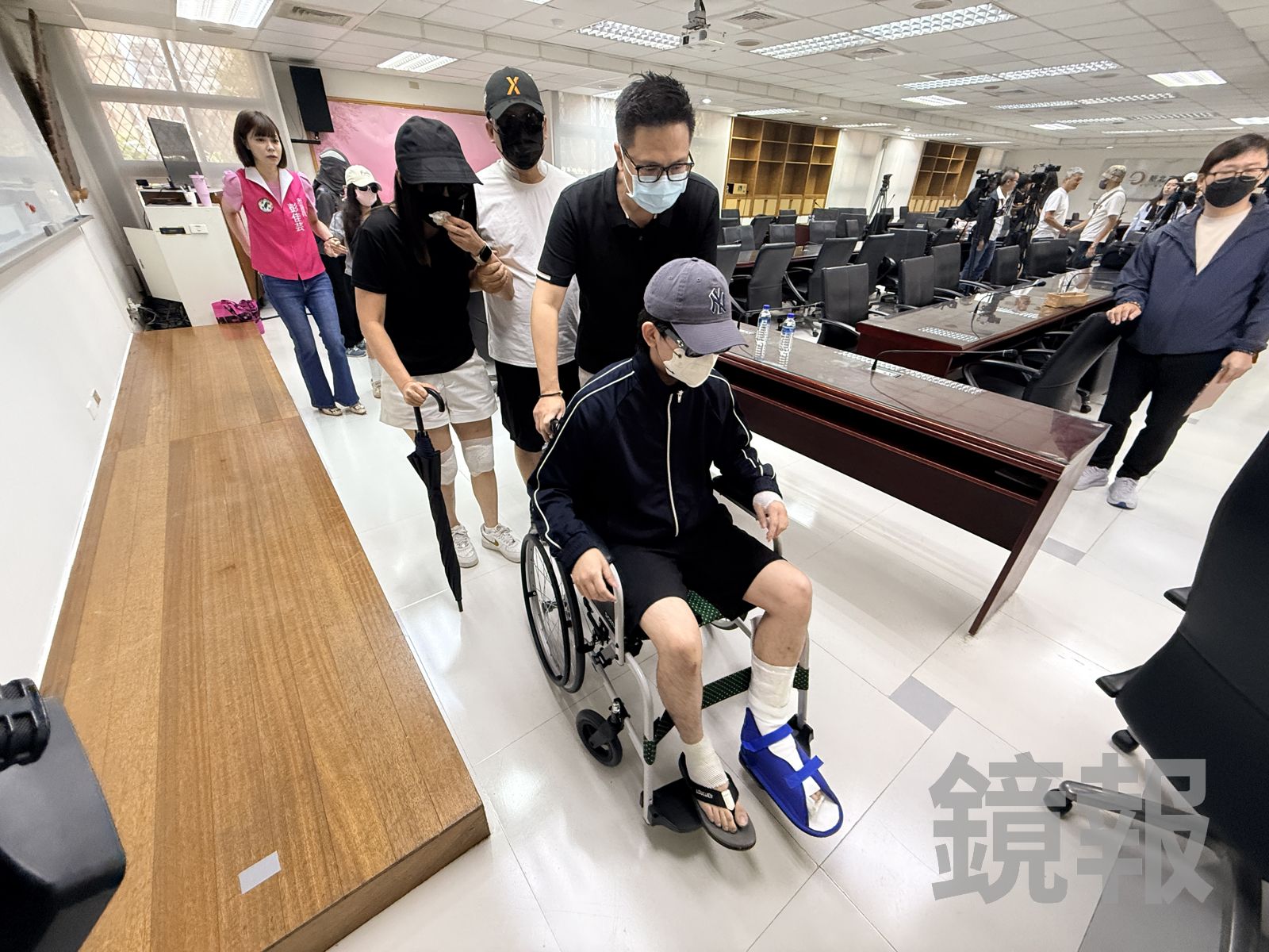 「聽到玻璃快爆了!」一家五口吃燒肉險遇劫 顧客還原逃生噩夢:只差幾秒命就沒了