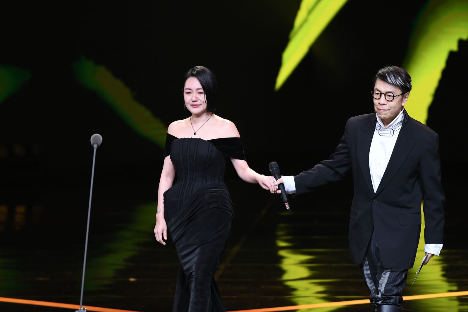 小S(左)對蔡康永說「要他來見證沒他也能入圍」。三立提供