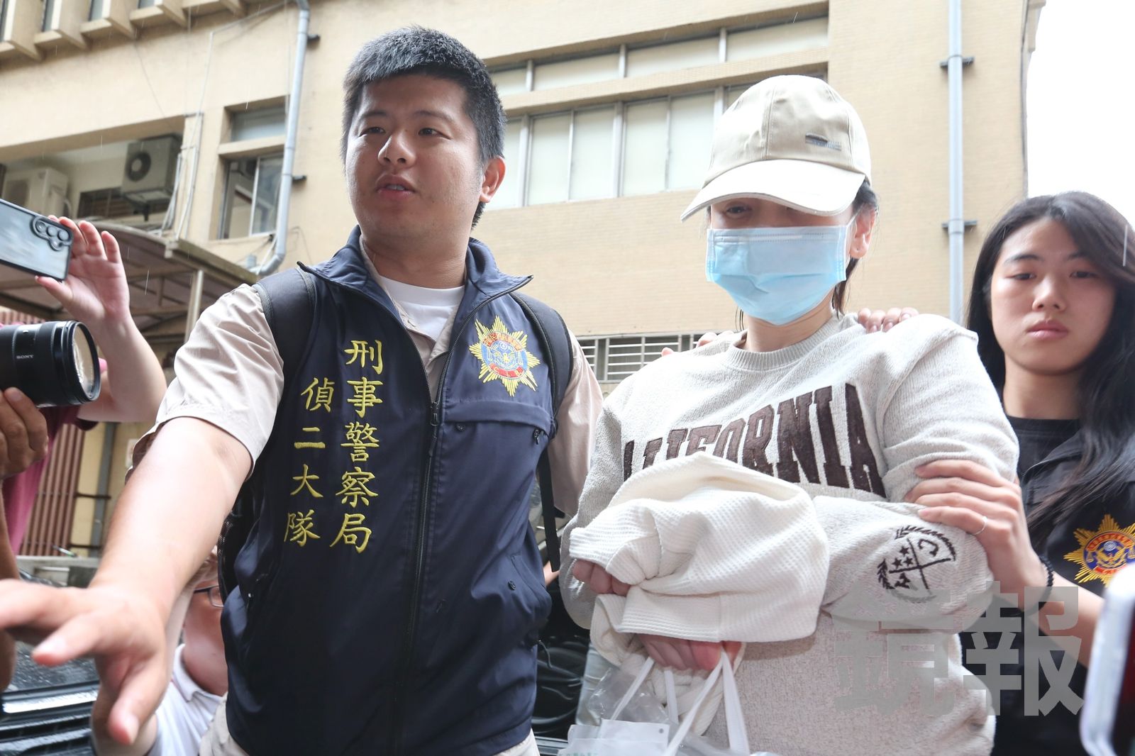 劉喬安今天警詢筆錄後一度身體不適送醫，下午3點40分左右抵達新北地檢署，預料檢方將會聲押。