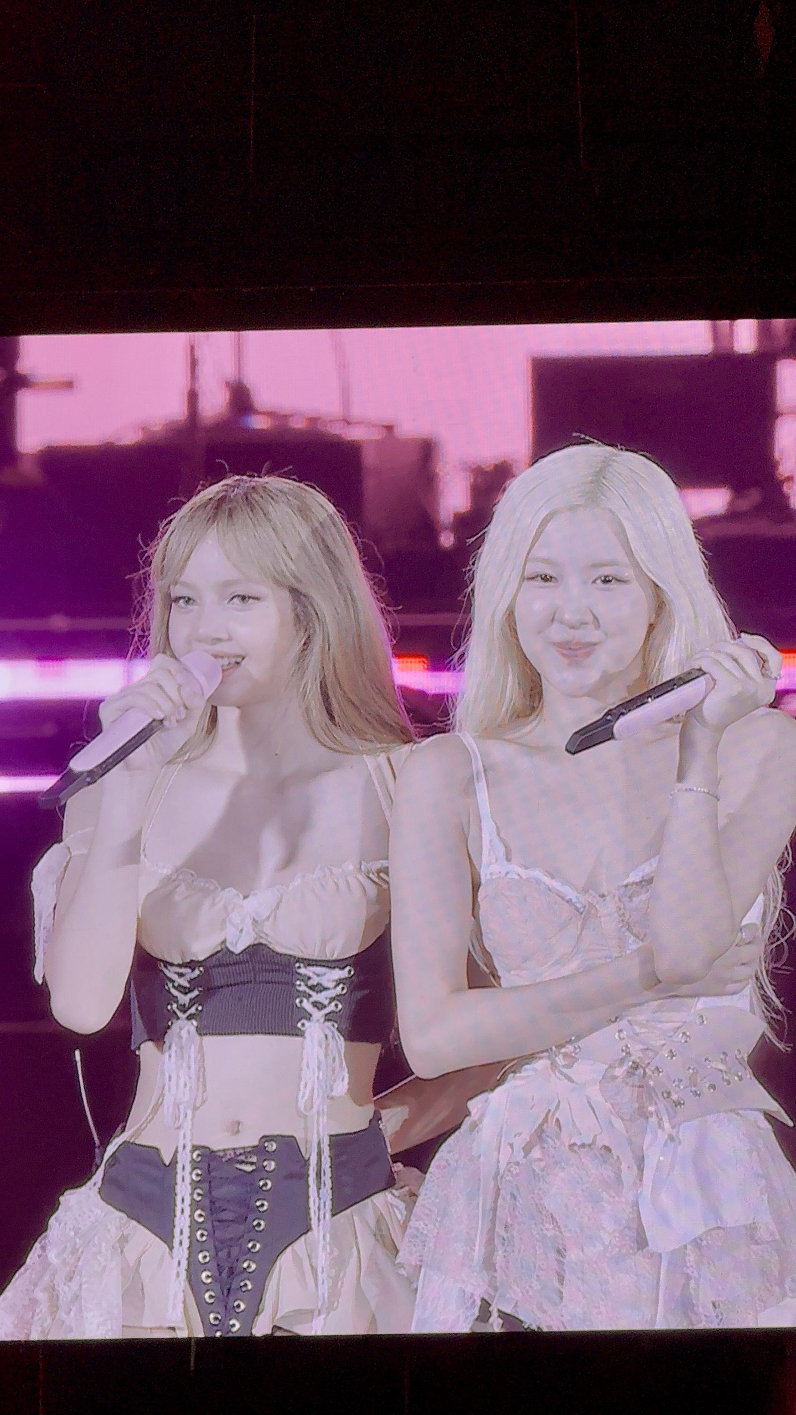 Lisa（左）與Rosé分享很高興能再回來高雄，很開心亞洲首站在這。讀者提供