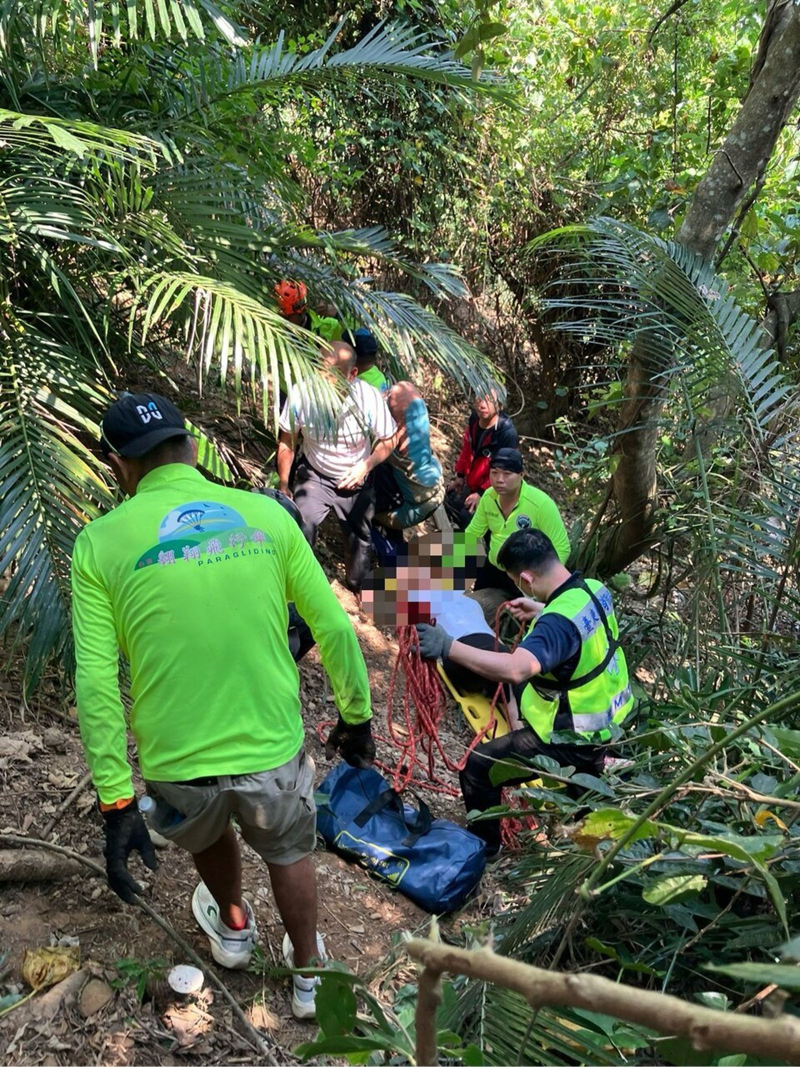 消防人員獲報有遊客墜落15米邊坡即刻救援。翻攝畫面