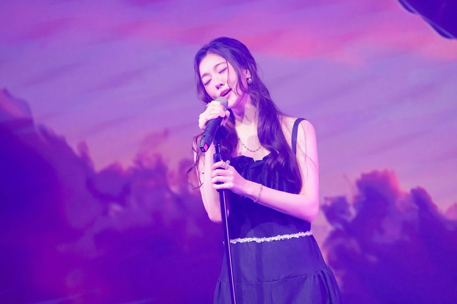 宋知佑驚喜獻唱中文歌〈想見你〉。首湛創意與BILLIONS提供