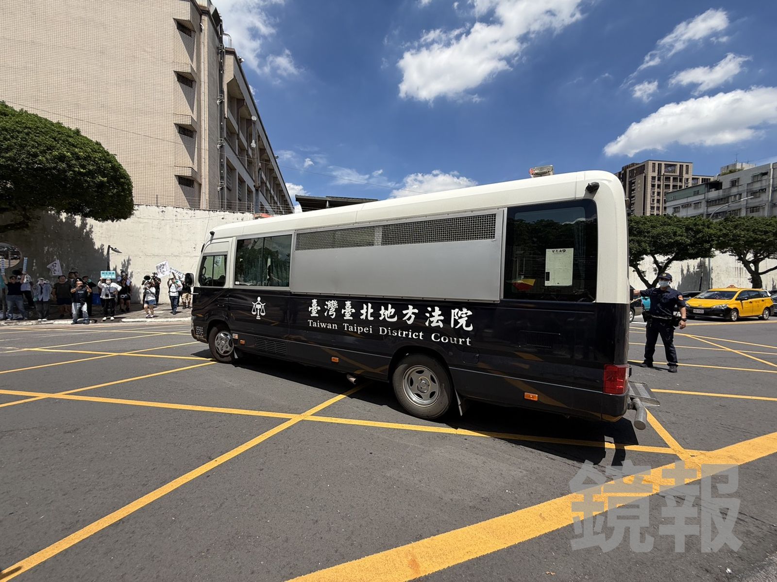柯P出來了／北院囚車提早出發　柯文哲將抵達北院戴電子腳鐐