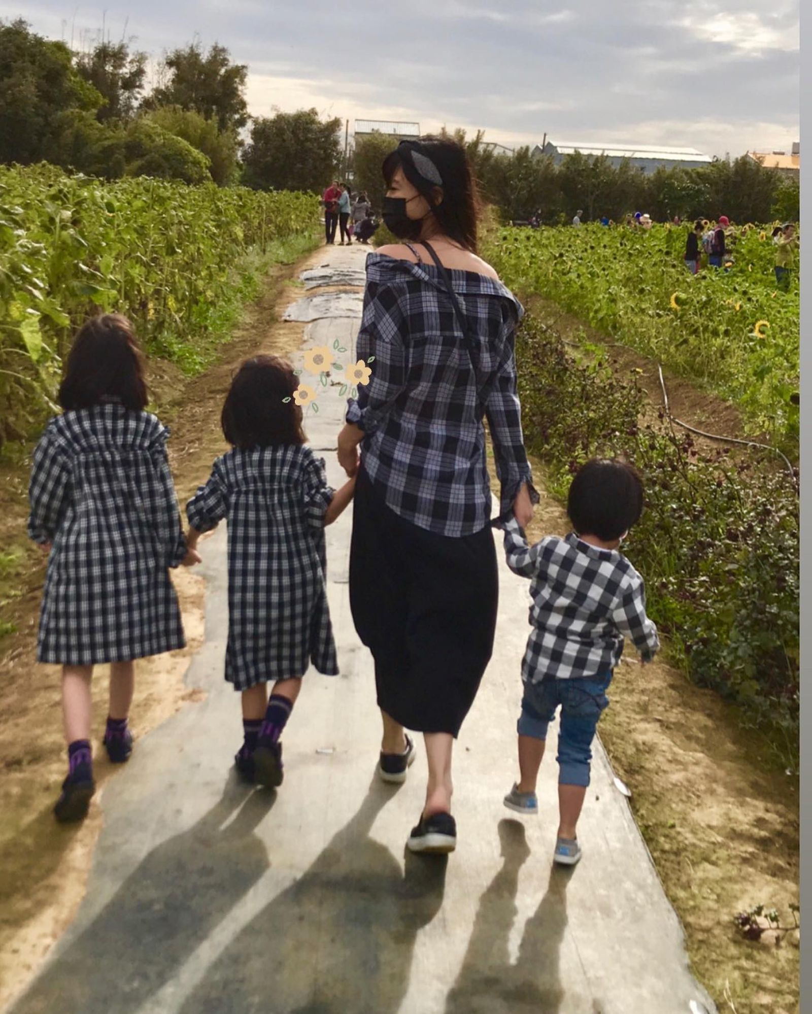 李靚蕾身為三寶媽，看到虐童、性侵案也曾有過焦慮不安的時候，但她做出具體行動，倡議兒童工作證制度，希望為台灣的兒少安全環境盡一份力。翻攝李靚蕾IG