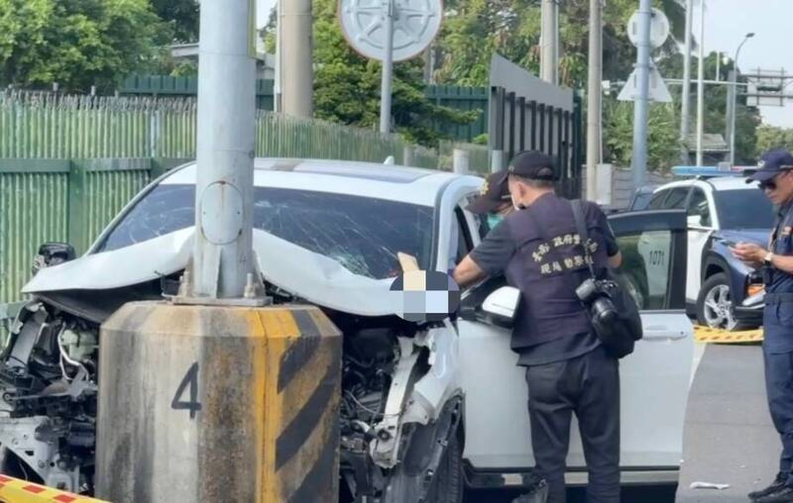 一家4口連假出遊遇劫 休旅車自撞電線桿 3月大女嬰未座安全椅喪命