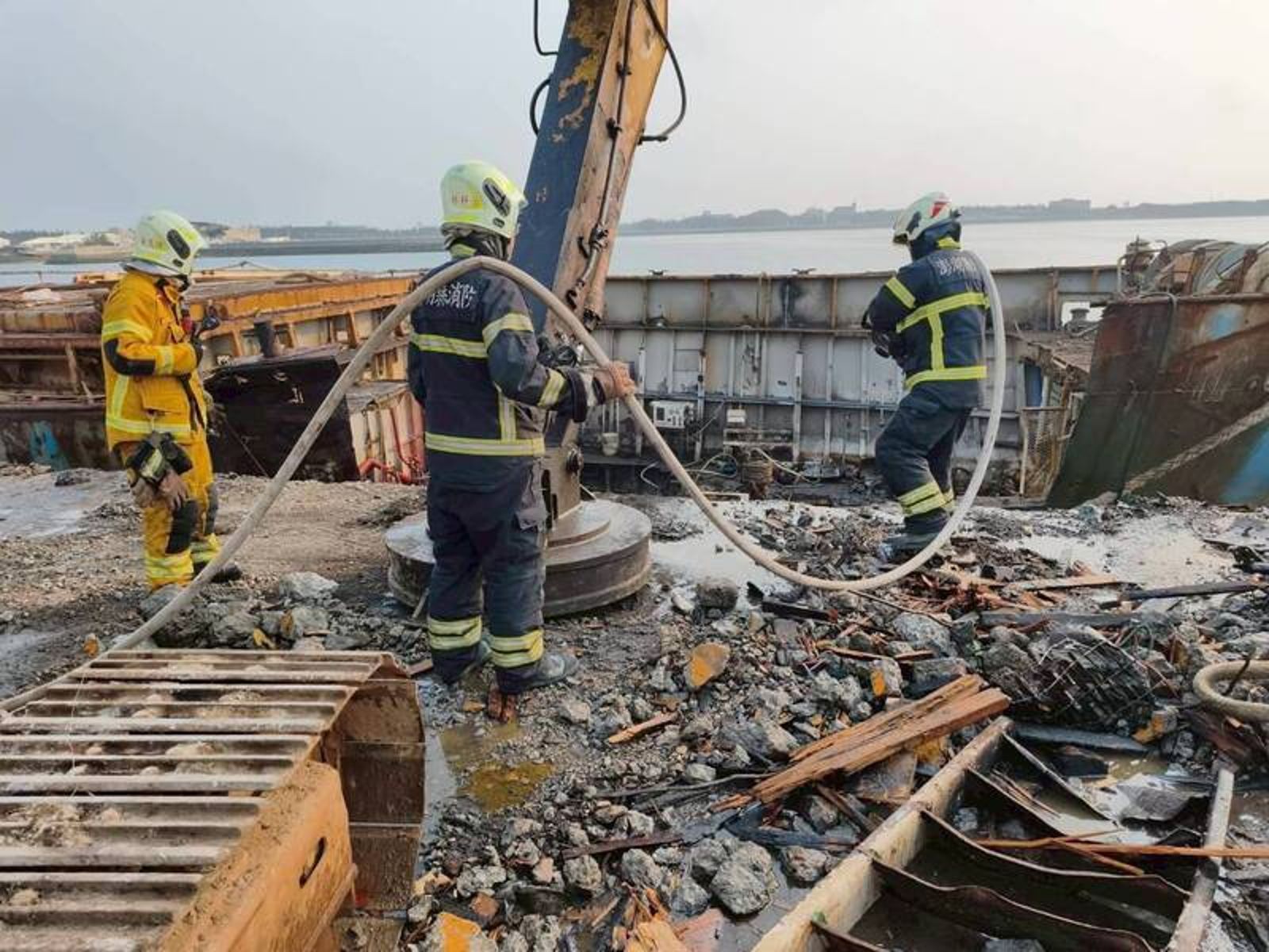 海上漂流4天、走私1.6億菸淪廢鐵　貨輪「合茂輪」報廢拆解半月兩度失火