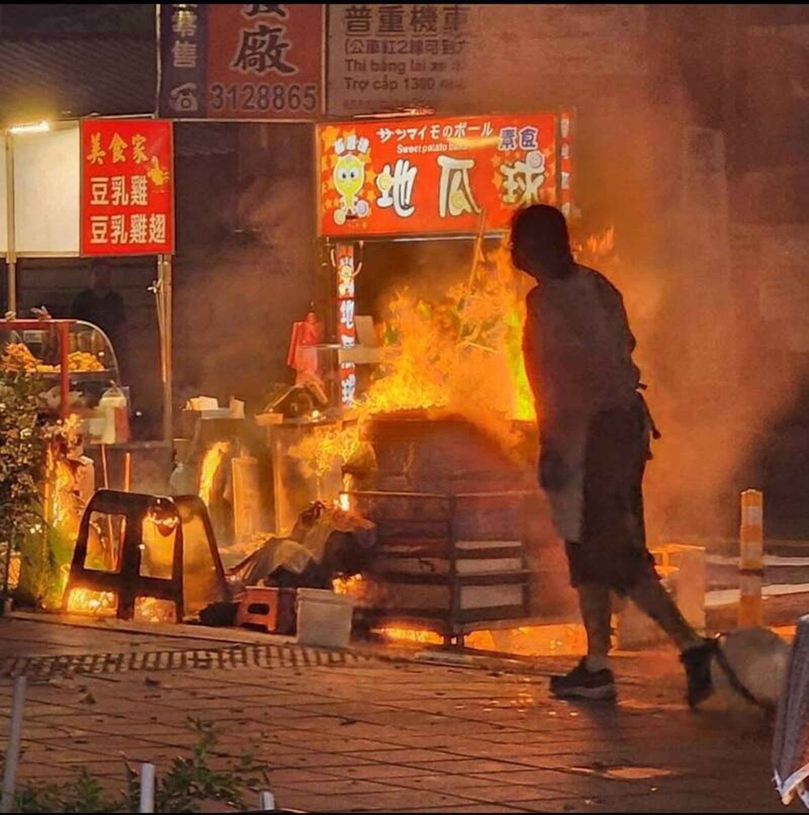台南永康五王夜市攤位火警 油鍋烈焰爆起攤商夫妻倆燒燙傷