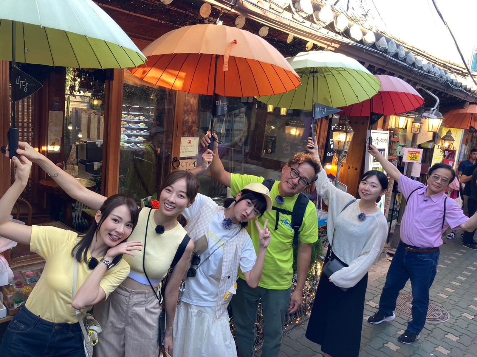 林莎（左起）夏語心、籃籃、詹姆士、詹貞、台語老師一起打造益善洞打卡景點。公視台語台提供