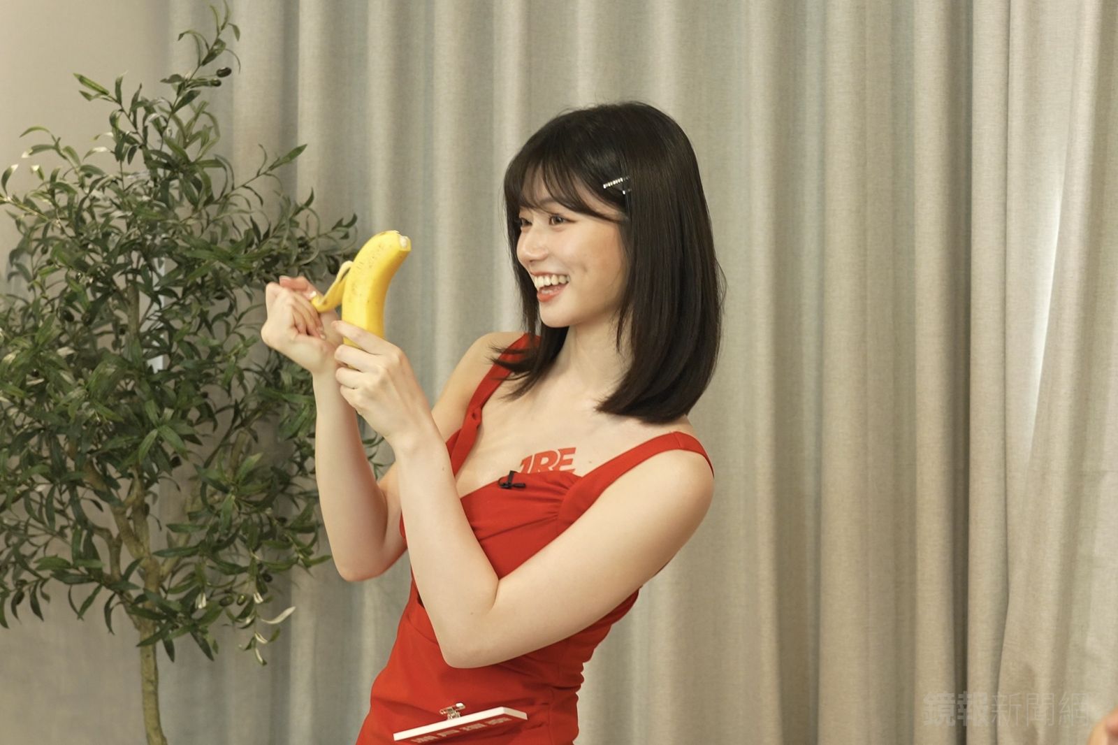 瀨戶環奈在《鏡報》專訪玩起大冒險，現場吃起香蕉。
