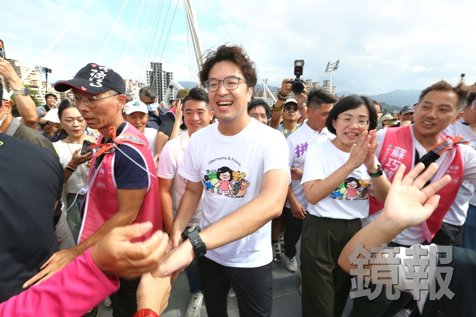 沈伯洋、蘇巧慧從昨天才正式通行的三峽長福橋走下前往三峽祖師廟參香。攝影姜永年