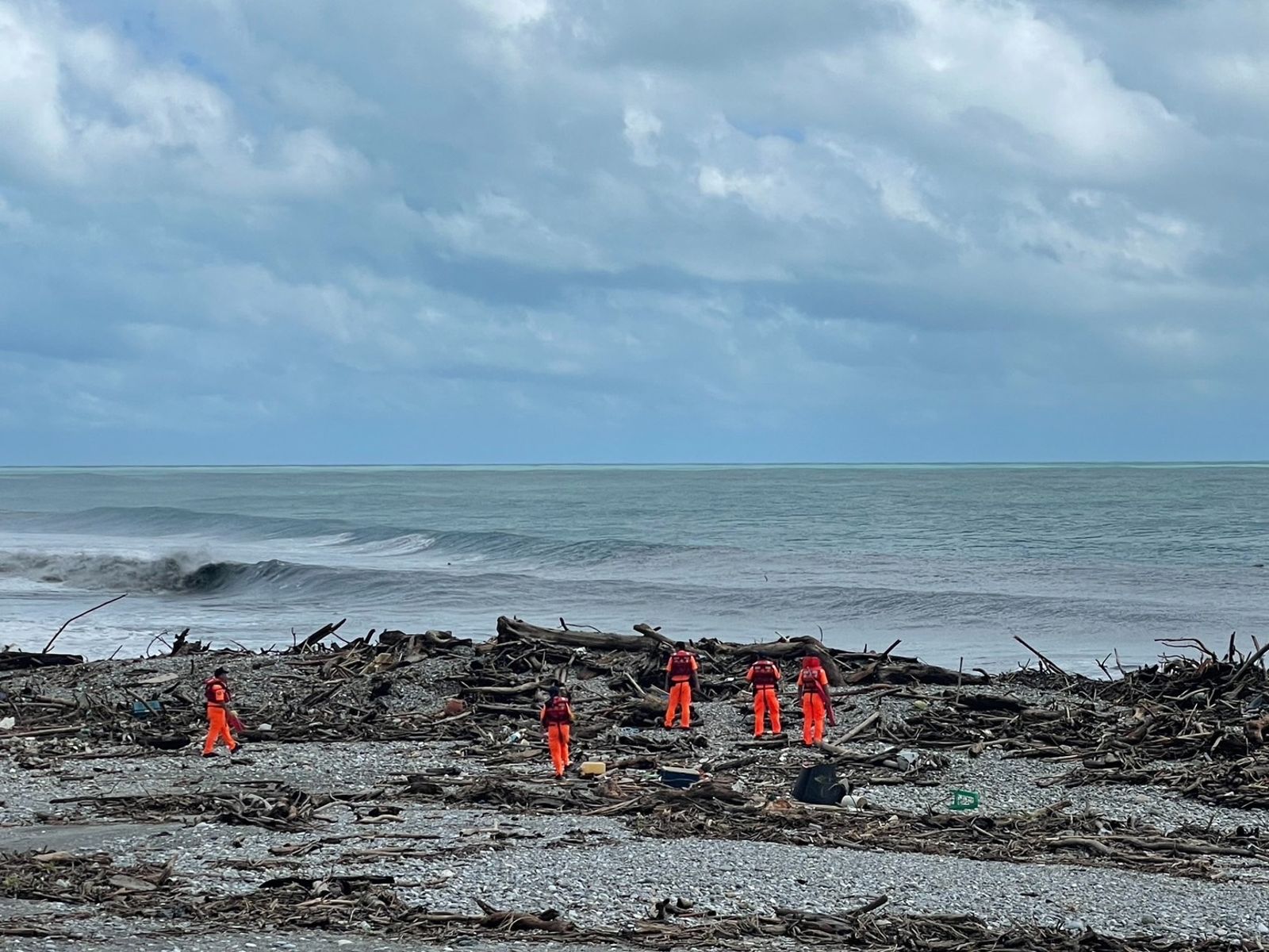 強颱「樺加沙」重創花蓮！海岸線堆積大量漂流木　海巡東部分署動員投入救災