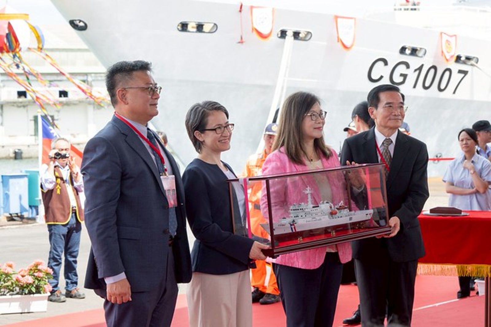蕭美琴期勉，海委會及台船公司繼續努力，務必如期、如質、如預算完成後續建案，為台灣打造海上防線。（圖／總統府提供）