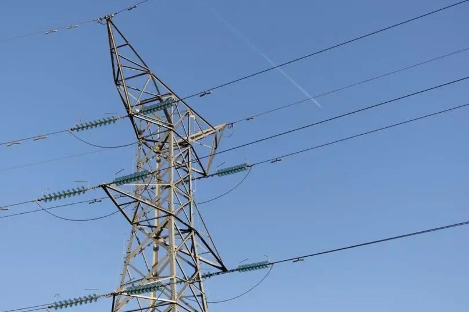 高壓電線下釣魚！男觸電慘死家屬求償百萬　法院「1理由」判電企賠30%