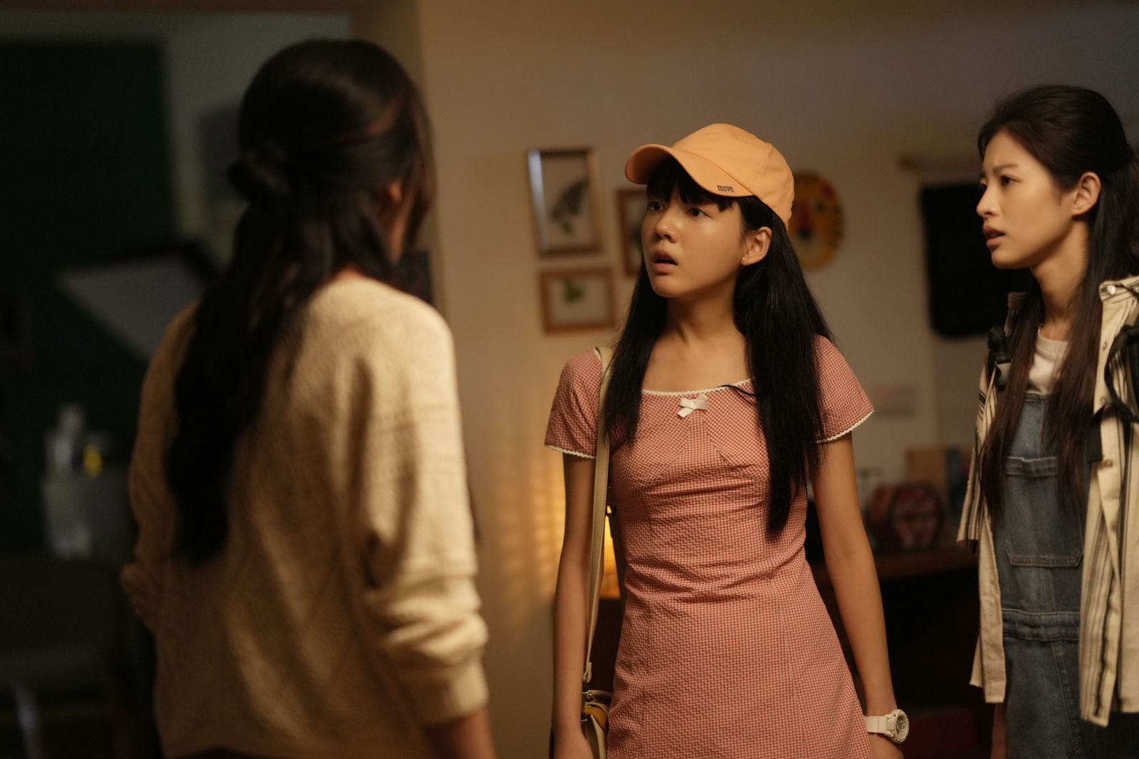 《看看你有多愛我》林思廷（中）與詹子萱（右）飾演異卵雙胞胎姊妹。晴天影像提供