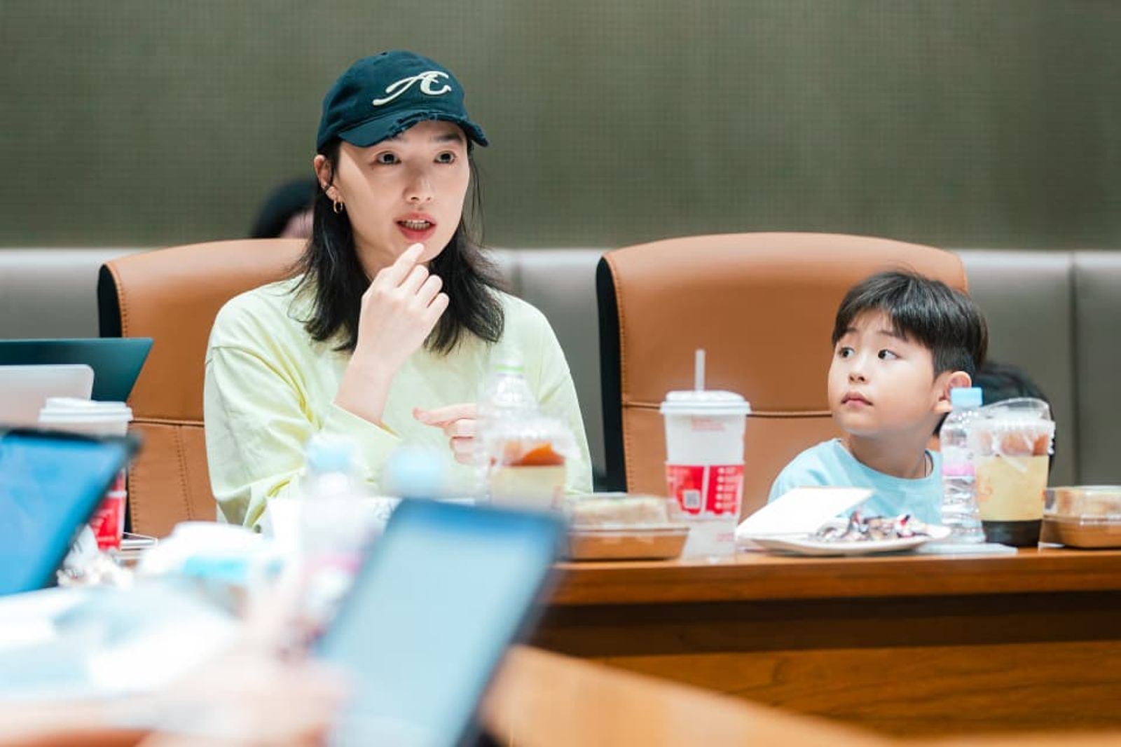 港星蔡思韵化身聽障女工進軍韓國影壇　《Bluefish》與池承炫首度合作飆戲