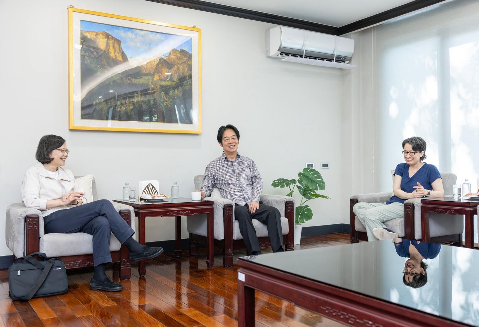 賴清德(中)邀請副總統蕭美琴(右)、前總統蔡英文(左)到官邸意見交流。(圖/翻攝蔡英文臉書)