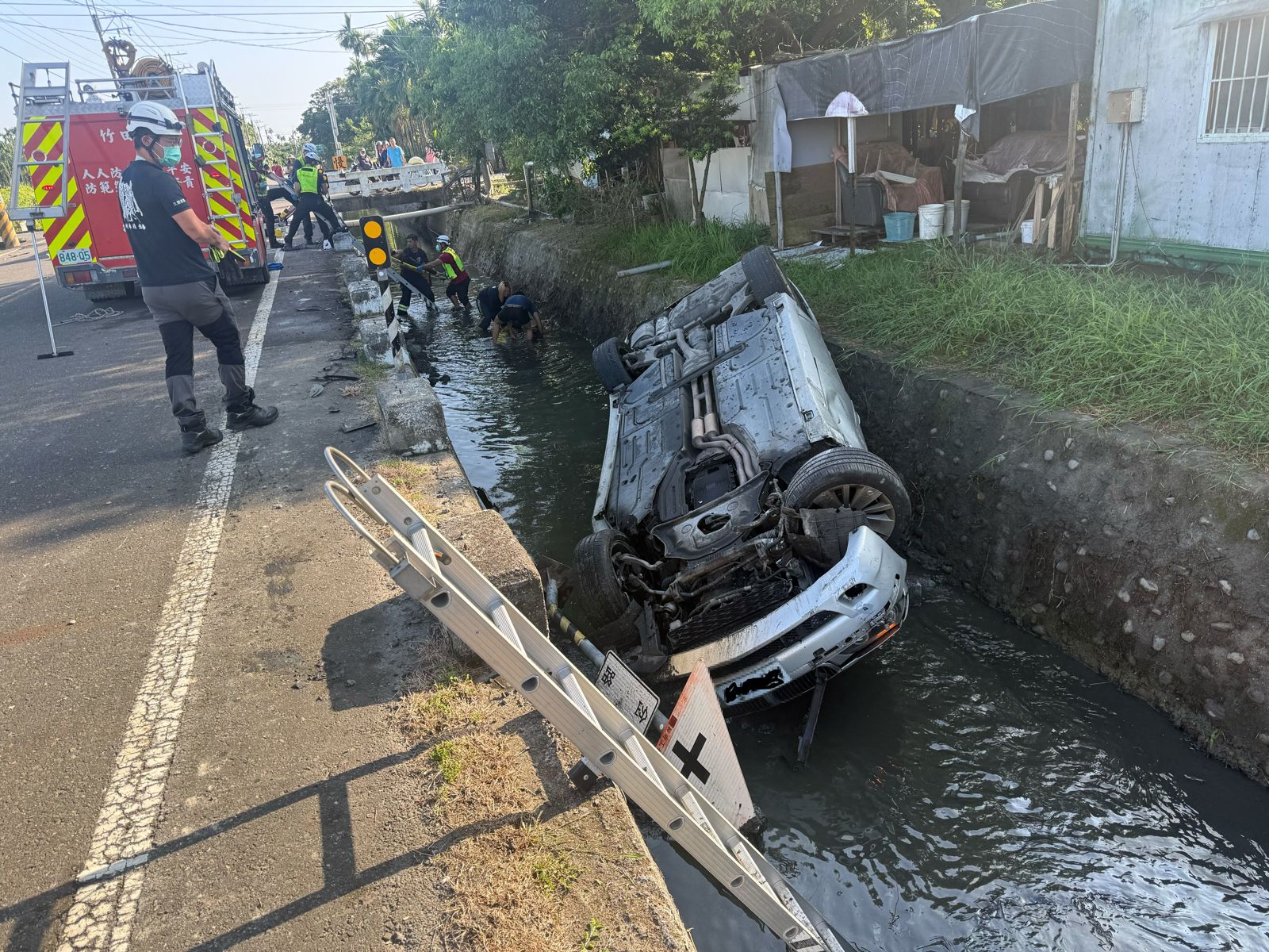屏東竹田嚴重車禍 汽機車雙雙「烏龜翻」掉進大水溝 2男拋飛送醫不治