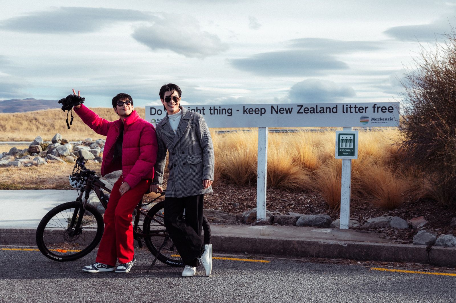 Mile(右)可惜無法與Apo一起騎自行車。出去一下提供