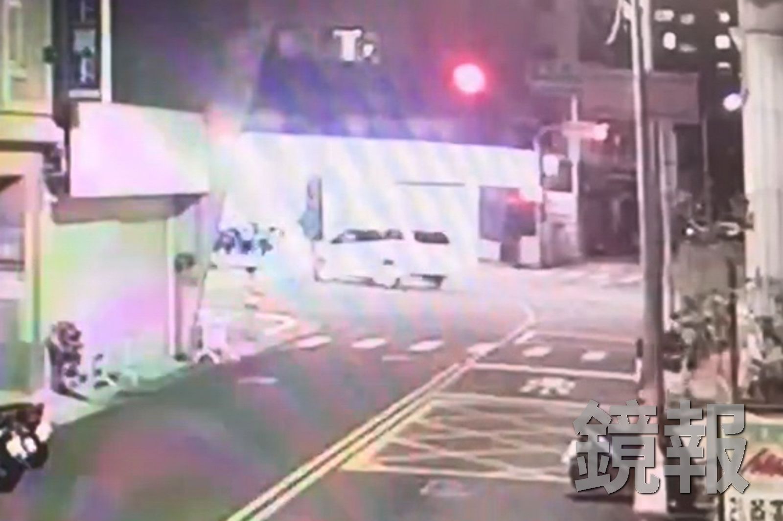 白色休旅車在路口過彎時，不慎擦撞行人庇護島。圖／民眾提供