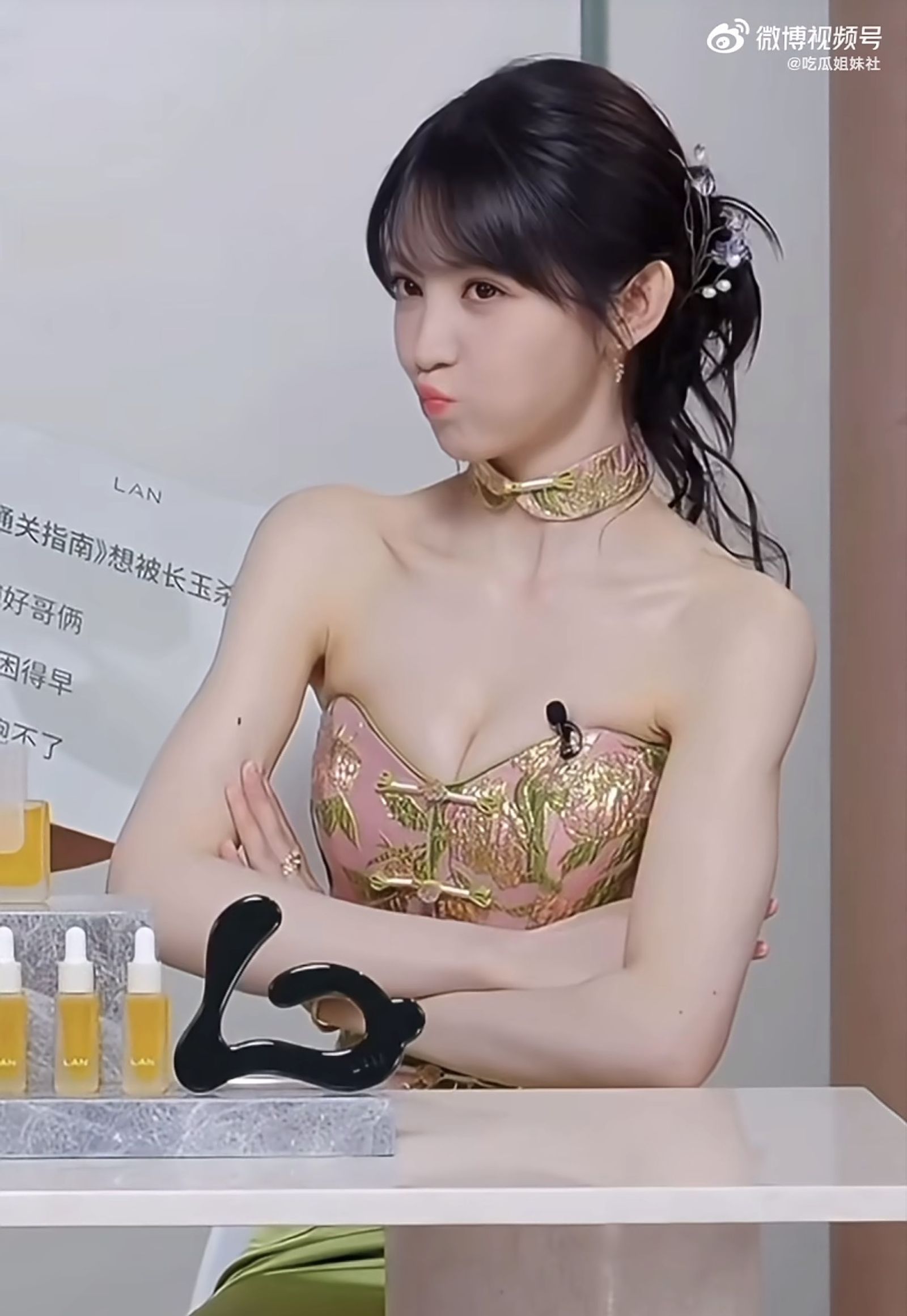 田曦薇身穿爆乳裝直播。翻攝微博