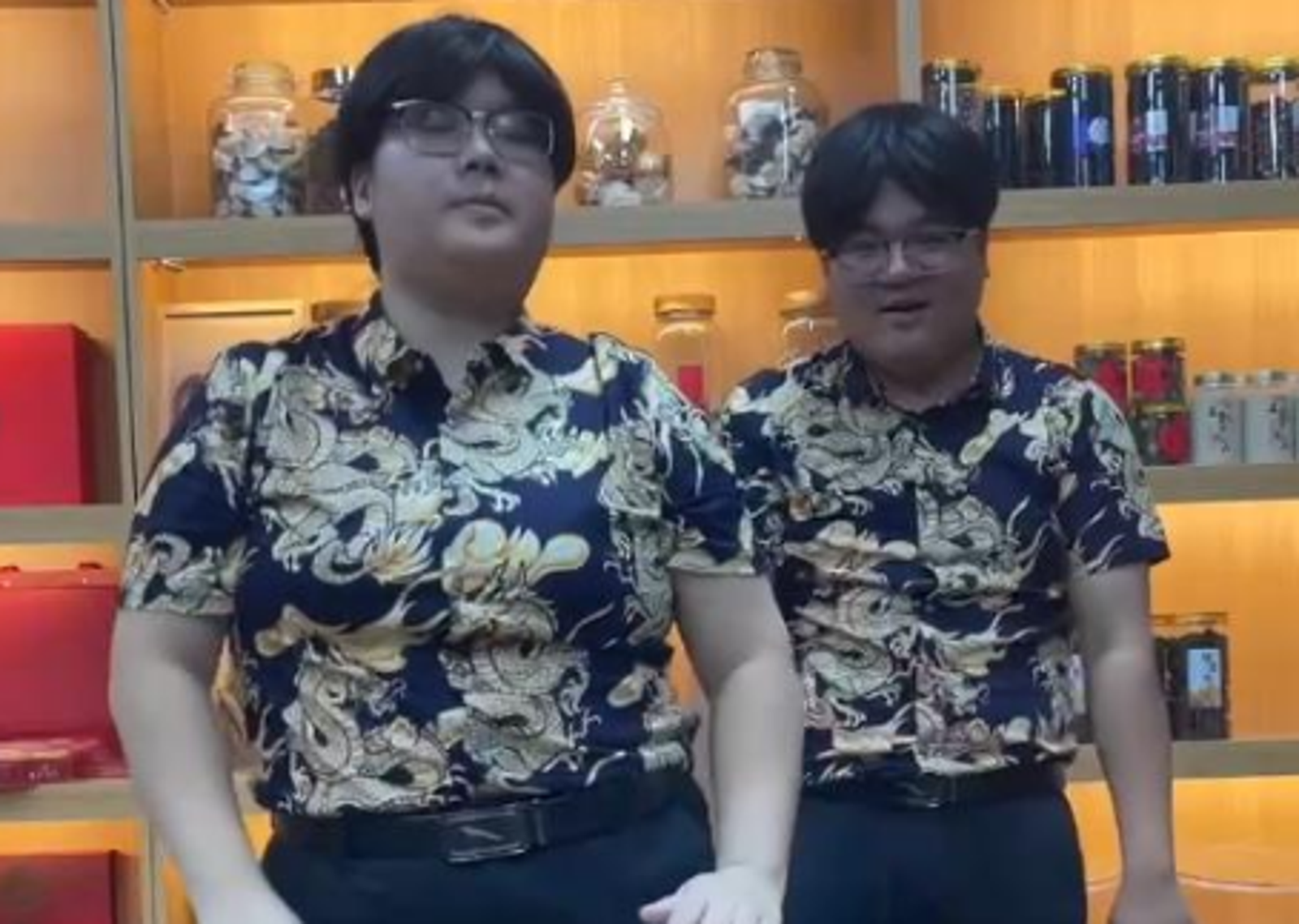 幾乎一模一樣！「地表最像夫妻」亮相掀熱議　網友急喊：快驗DNA。圖／翻攝自微博