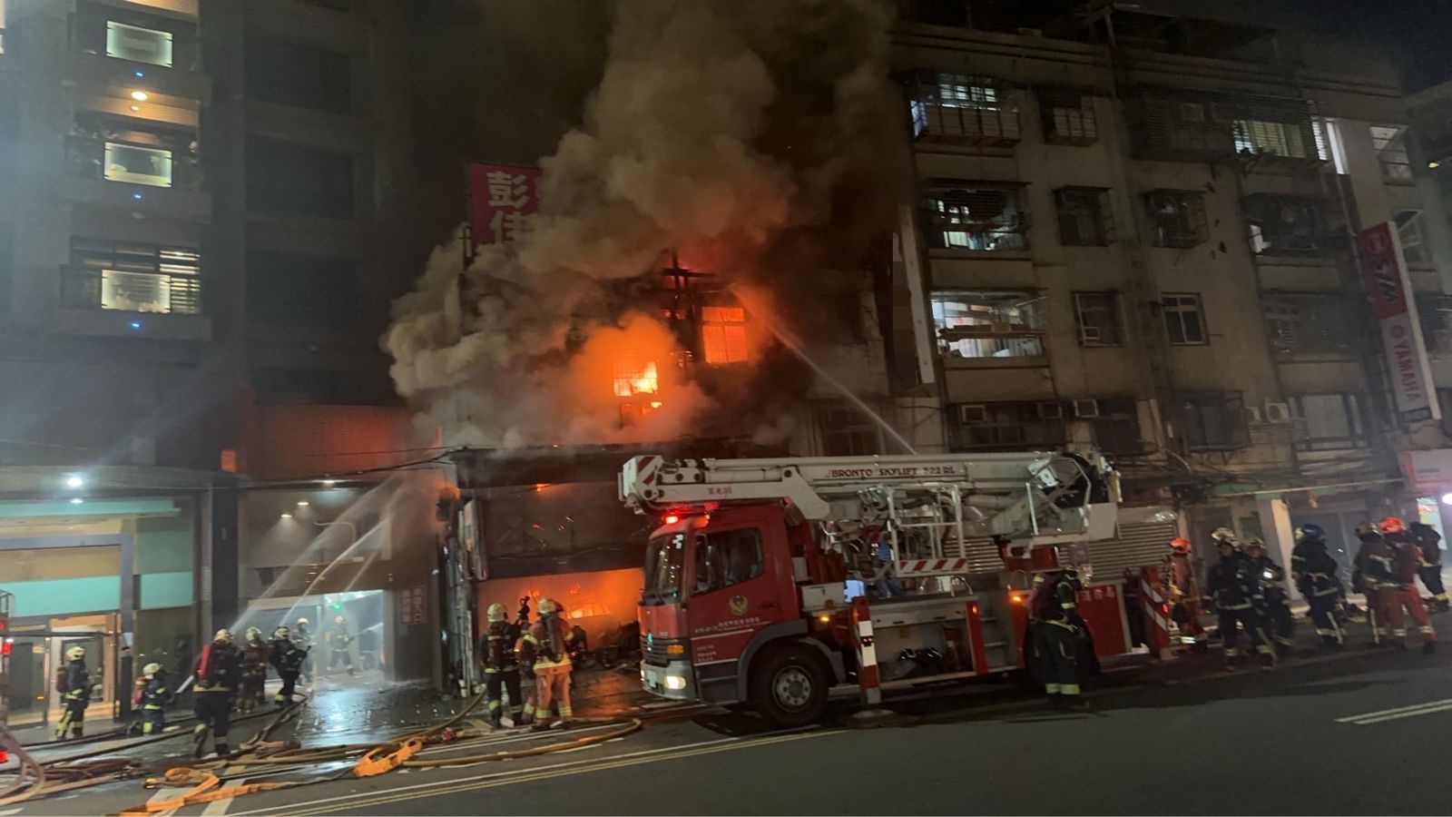 三重民宅竄火！整棟樓起火畫面曝　消防緊急出動逾131人灌救