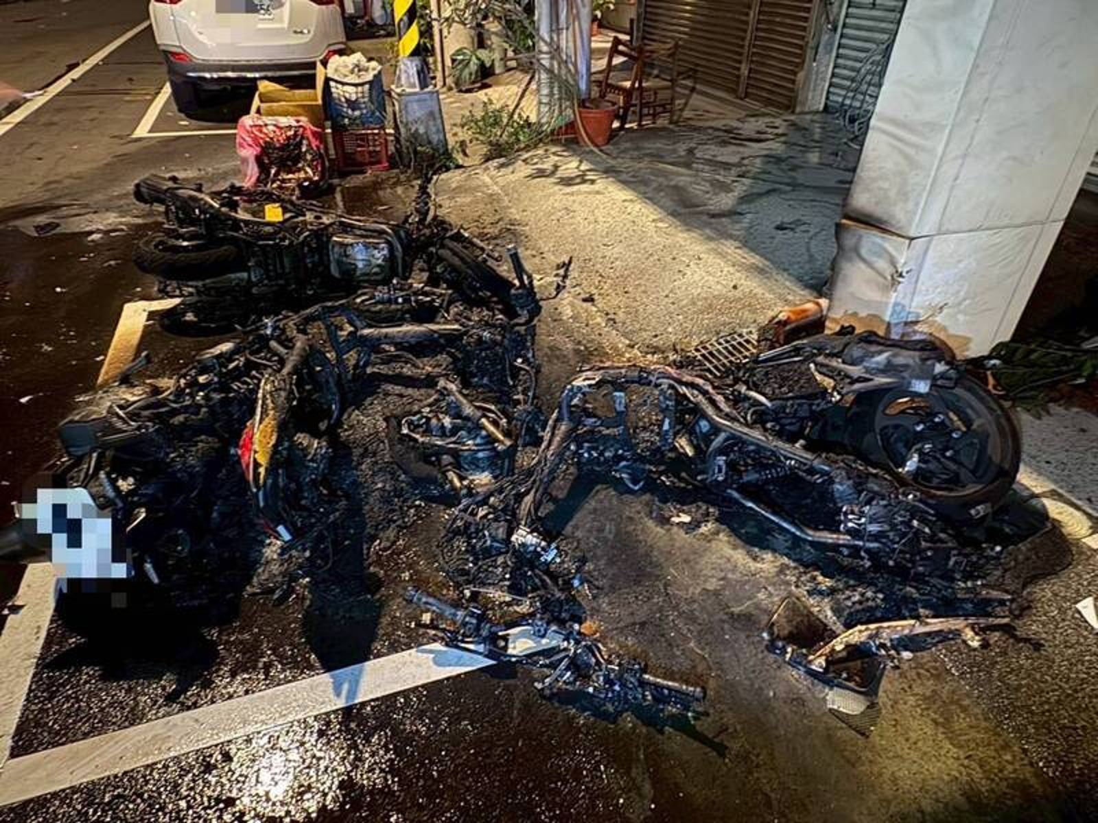 苗栗深夜驚傳轎車撞機車「噴飛起火」 19歲男騎士命危搶救 4車燒成廢鐵