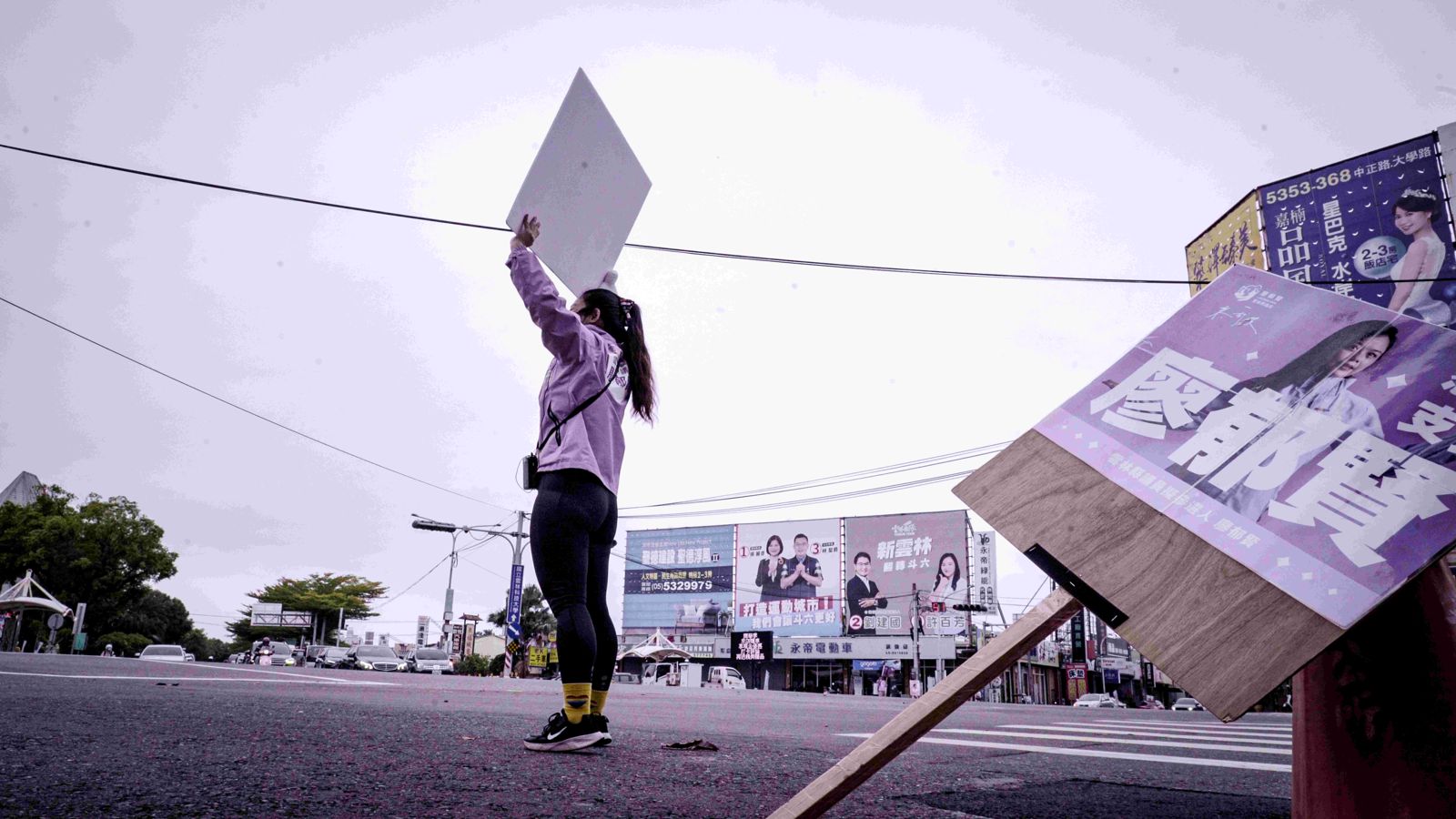 《民主,練習中》拍到第三勢力政黨與地方政治的纏鬥,圖為廖郁賢選舉時在街頭舉牌。海鵬影業提供