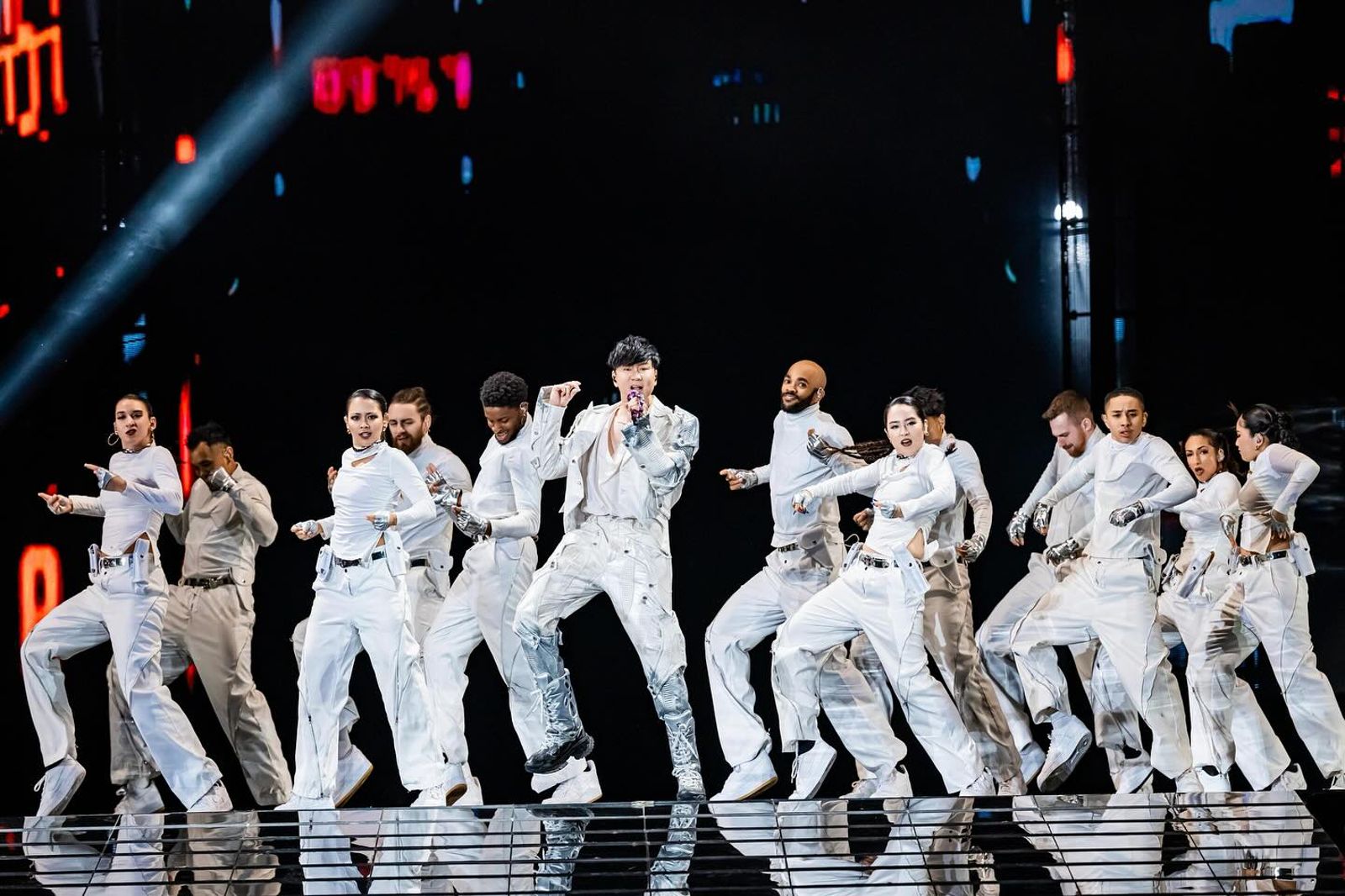 林俊傑大巨蛋演唱會連開兩場,還是無法遏止黃牛,不僅加價賣票,還有粉絲遇上加價票是假票詐騙,更讓粉絲崩潰。翻攝林俊傑IG