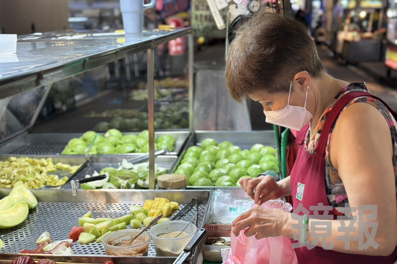 老闆娘專注俐落處理水果的樣子,很有魅力。