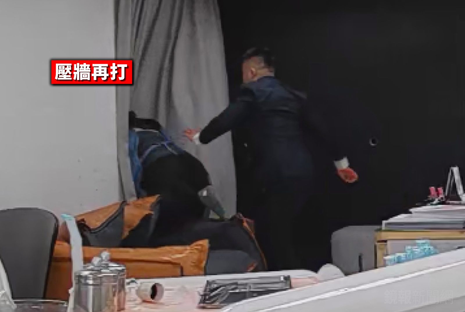 周男又將女牙醫壓在牆邊踹毆。翻攝畫面