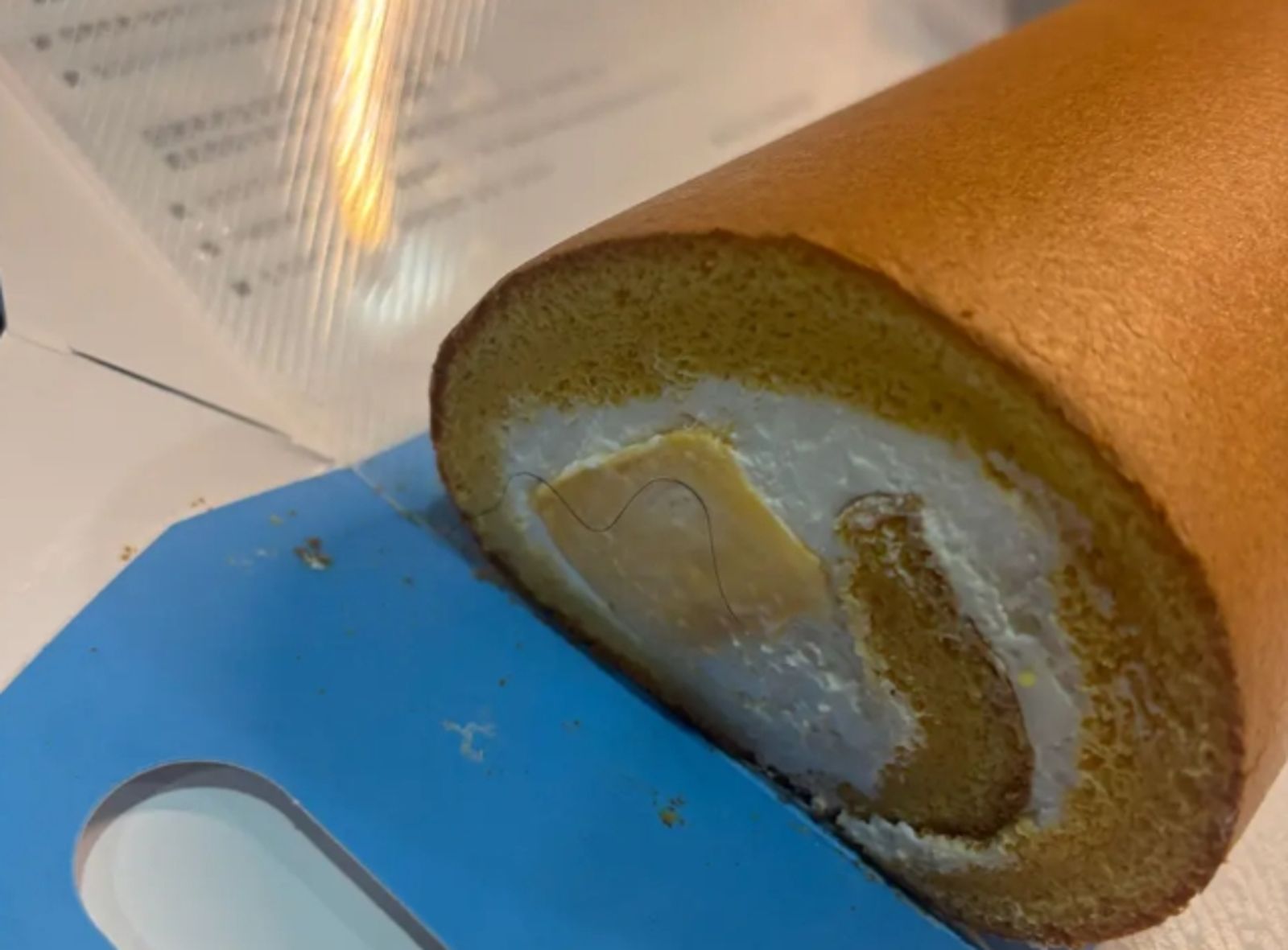 買生乳捲驚見「捲捲黑毛」！她求助門市「竟遭拒換新的」理由被罵爆…亞尼克急回應