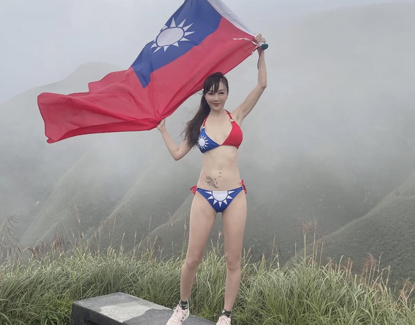 「美魔女」胡文英換上豪邁國旗比基尼,展現對國家的愛。圖/翻攝自胡文英IG