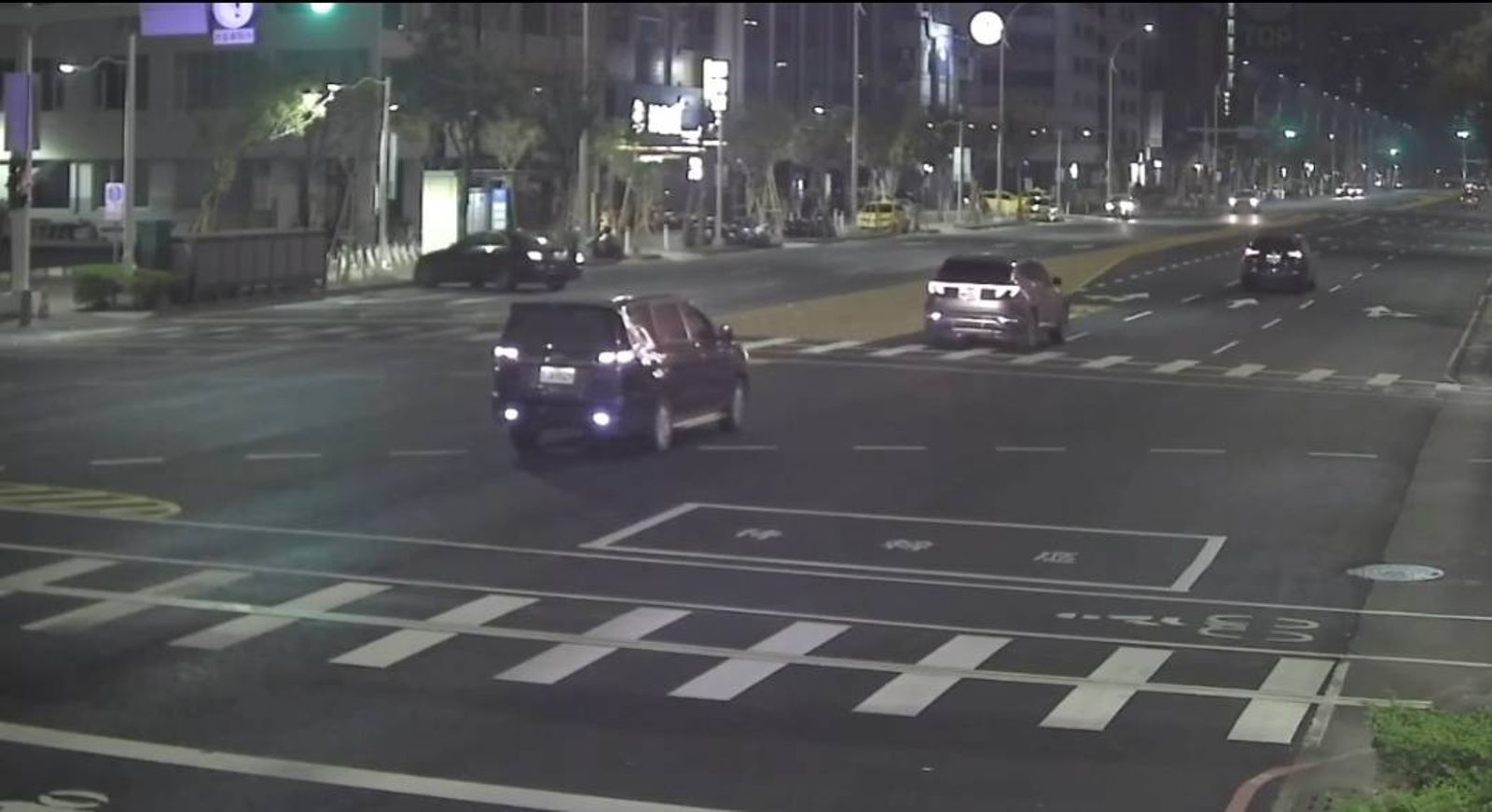 賓士男酒駕失控突現「神秘鬼切」！衝上人行道撞毀YouBike車樁再撞護欄