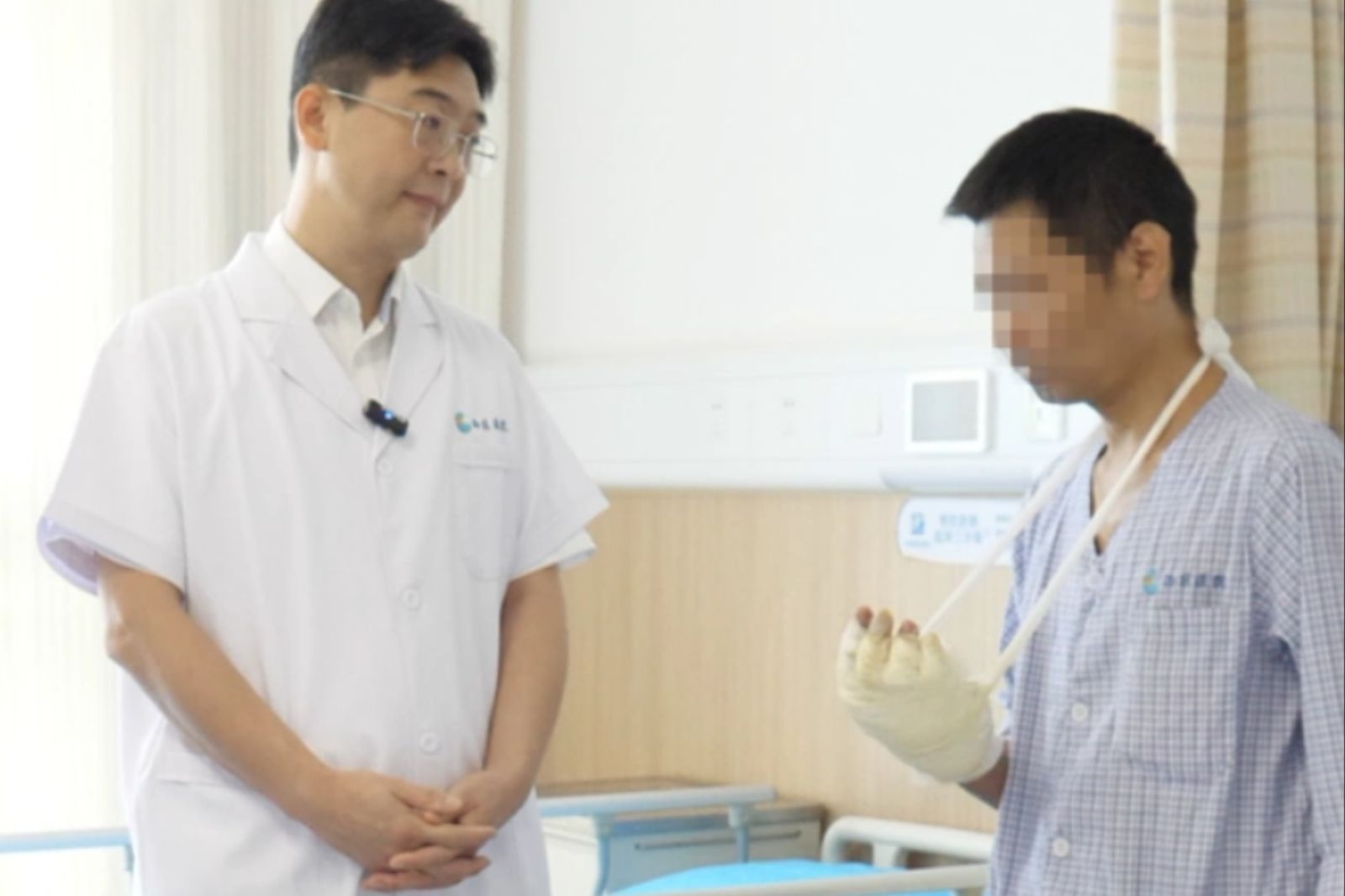 腦子進水嗎?煮水餃「伸手進滾水撈出來」右手整片皮燙掉 醫:有生命危險